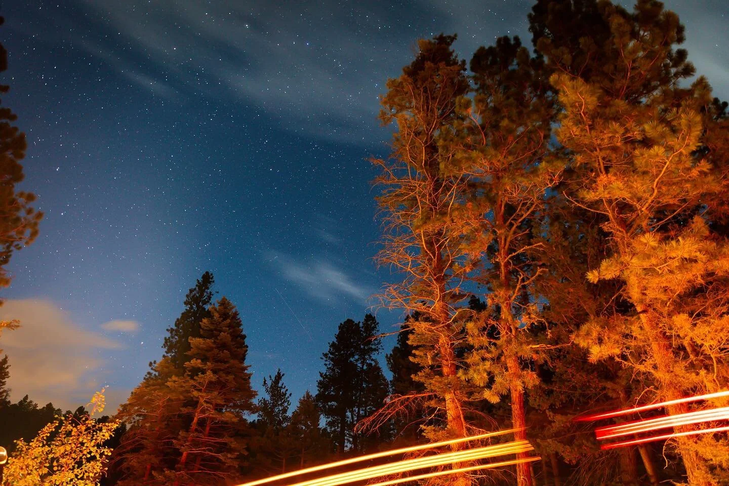 An RV drove by mid-long exposure. Big fan.

🚐🔥🌌

#longexposureoftheday #santafe #newmexico #longexposure