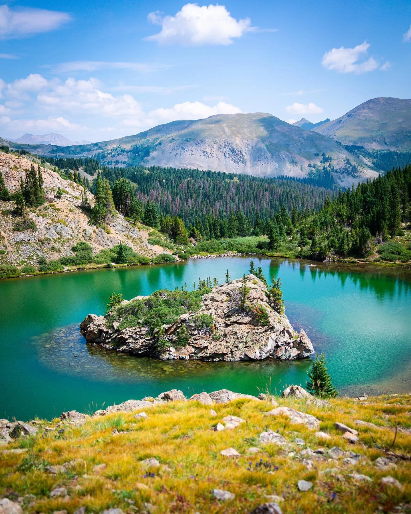 📍Lost Lake Trail near Buena Vista

Short hike. Minimal elevation gain. Incredible views 🤌🏼

Fuel up @theblendbv pre-hike, and you&rsquo;ll be good to go ☕️

⛰

#coloradohiking #hikingcolorado #hikinglife #rockymountains #buenavistacolorado