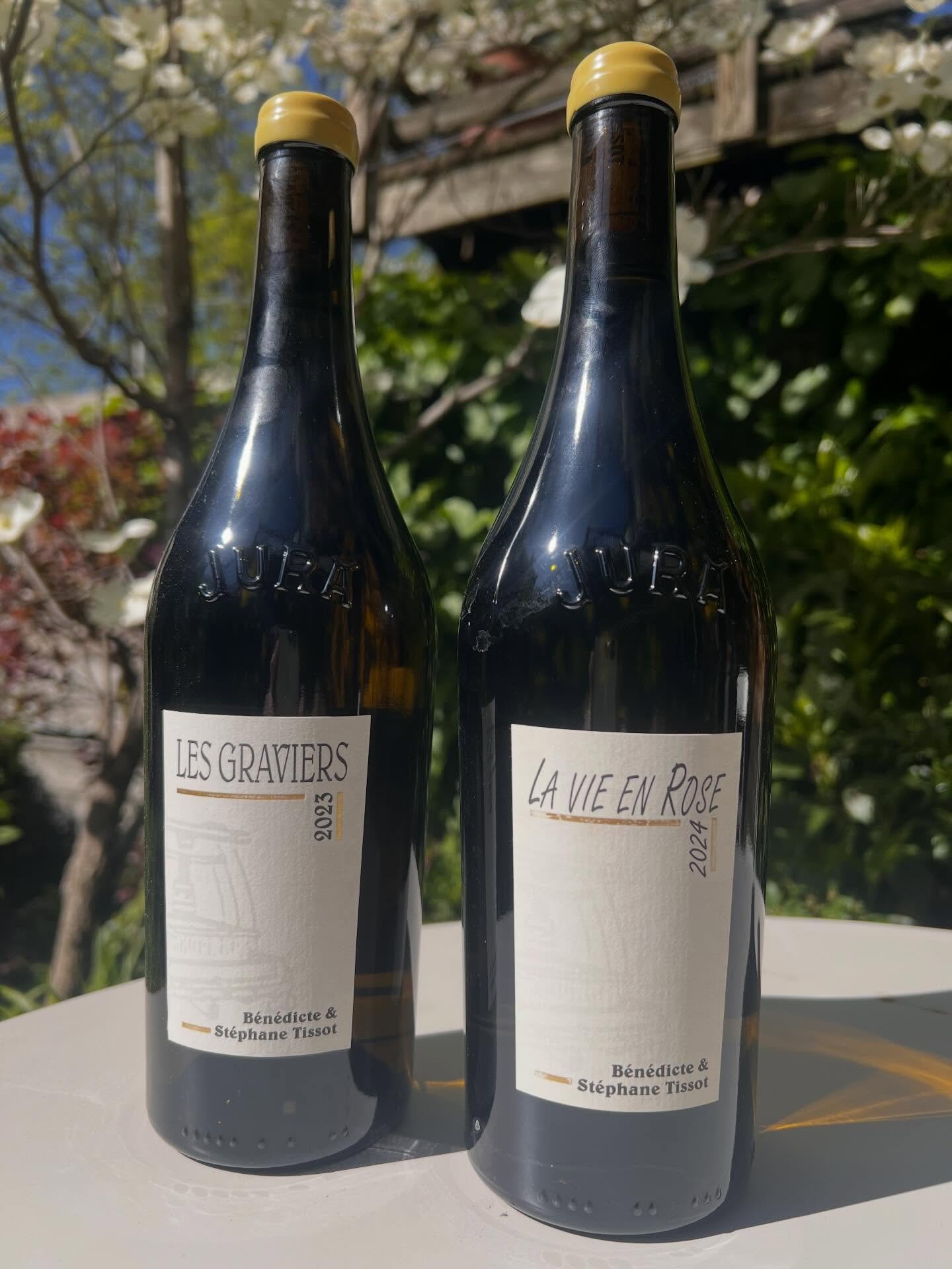 Epic line up from the formidable #StephaneTissot 

> Arbois, Rose Massale Chardonnay 2023 &amp; 2024: In 2005 St&eacute;phane identified 40 vines of chardonnay rose in one of his parcels (an aromatic chardonnay with pink skins) and decided to plan