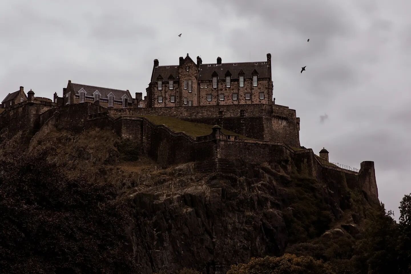 L'un des aspects les plus fascinants de l'&Eacute;cosse r&eacute;side dans sa capacit&eacute; &agrave; conserver les r&eacute;cits du pass&eacute; tout en embrassant l'&eacute;lan de la modernit&eacute;. Chaque pierre des vieux ch&acirc;teaux murmure