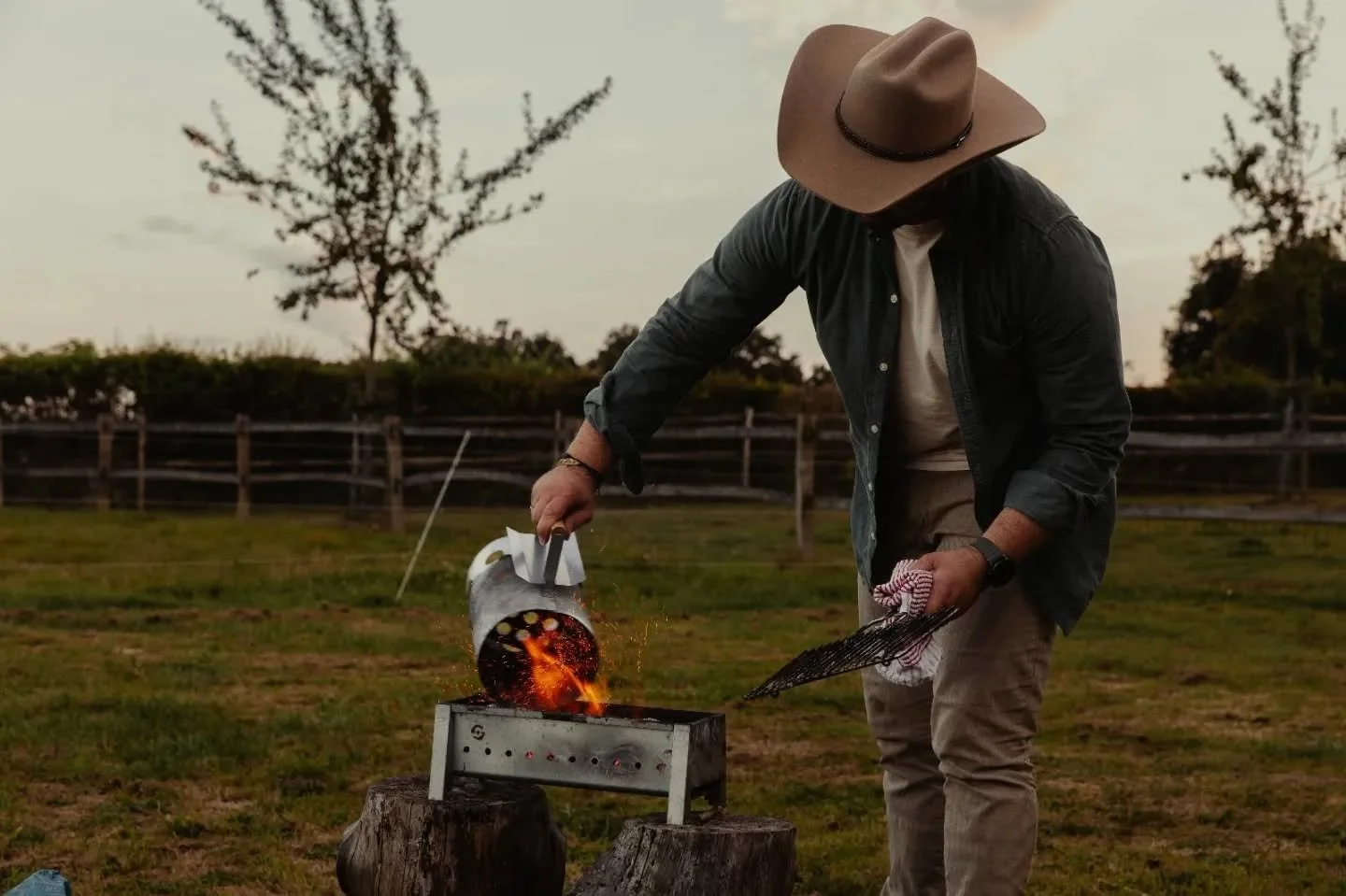 &quot;Le cr&eacute;pitement du bonheur au barbecue&quot;

🔥 Le feu cr&eacute;pite doucement, l'air embaume les ar&ocirc;mes du barbecue&hellip;
Vous savez combien j'aime ces moments, o&ugrave; l'on se retrouve autour des flammes, &agrave; savourer d