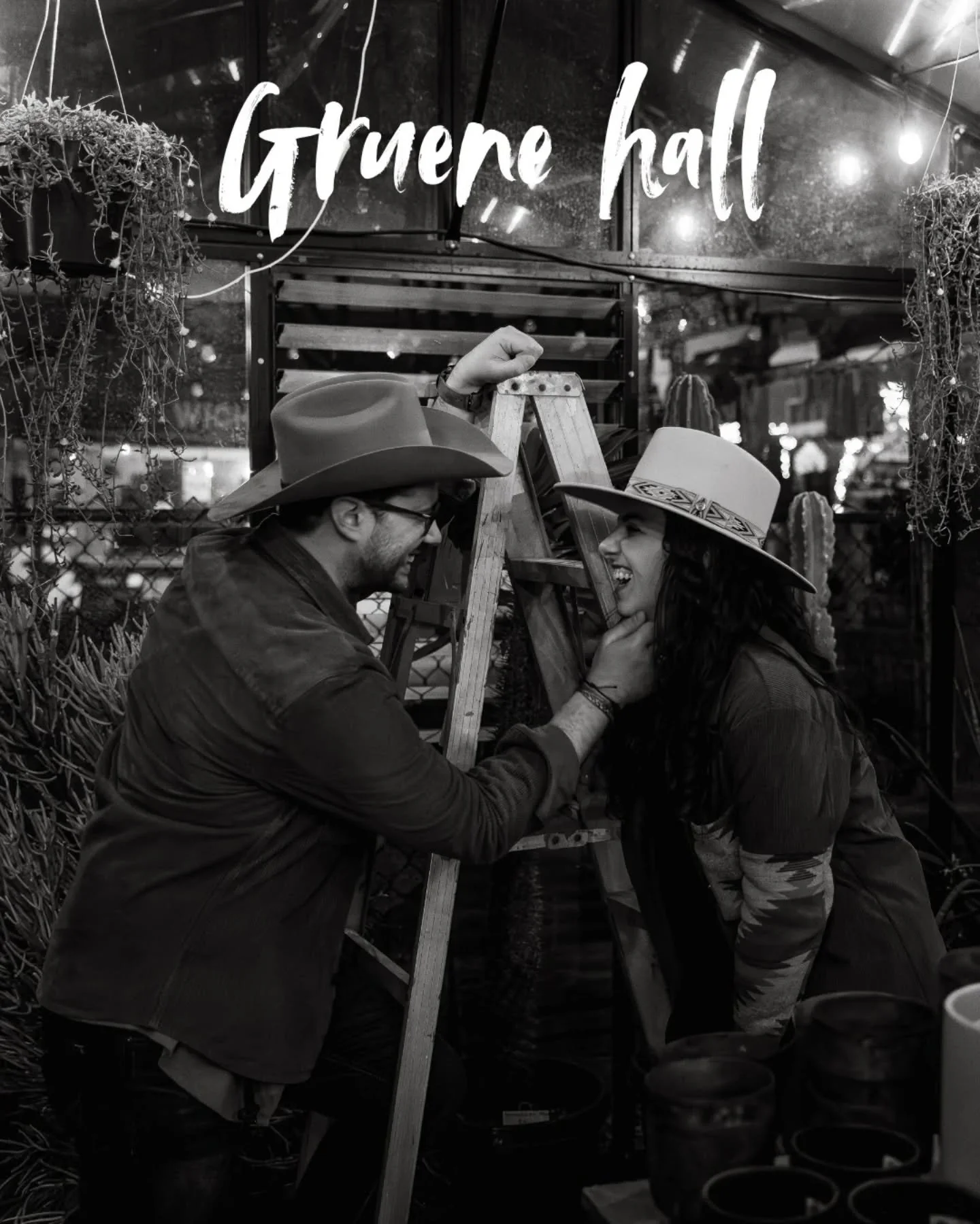 Il existe des lieux o&ugrave; le temps ne s&rsquo;efface pas.
Il s&rsquo;accumule.
Gruene Hall.

Le plus ancien dance hall du Texas.
Des murs qui ont vu passer des d&eacute;cennies, des musiciens, des films, des histoires qui ne tiennent pas dans un 