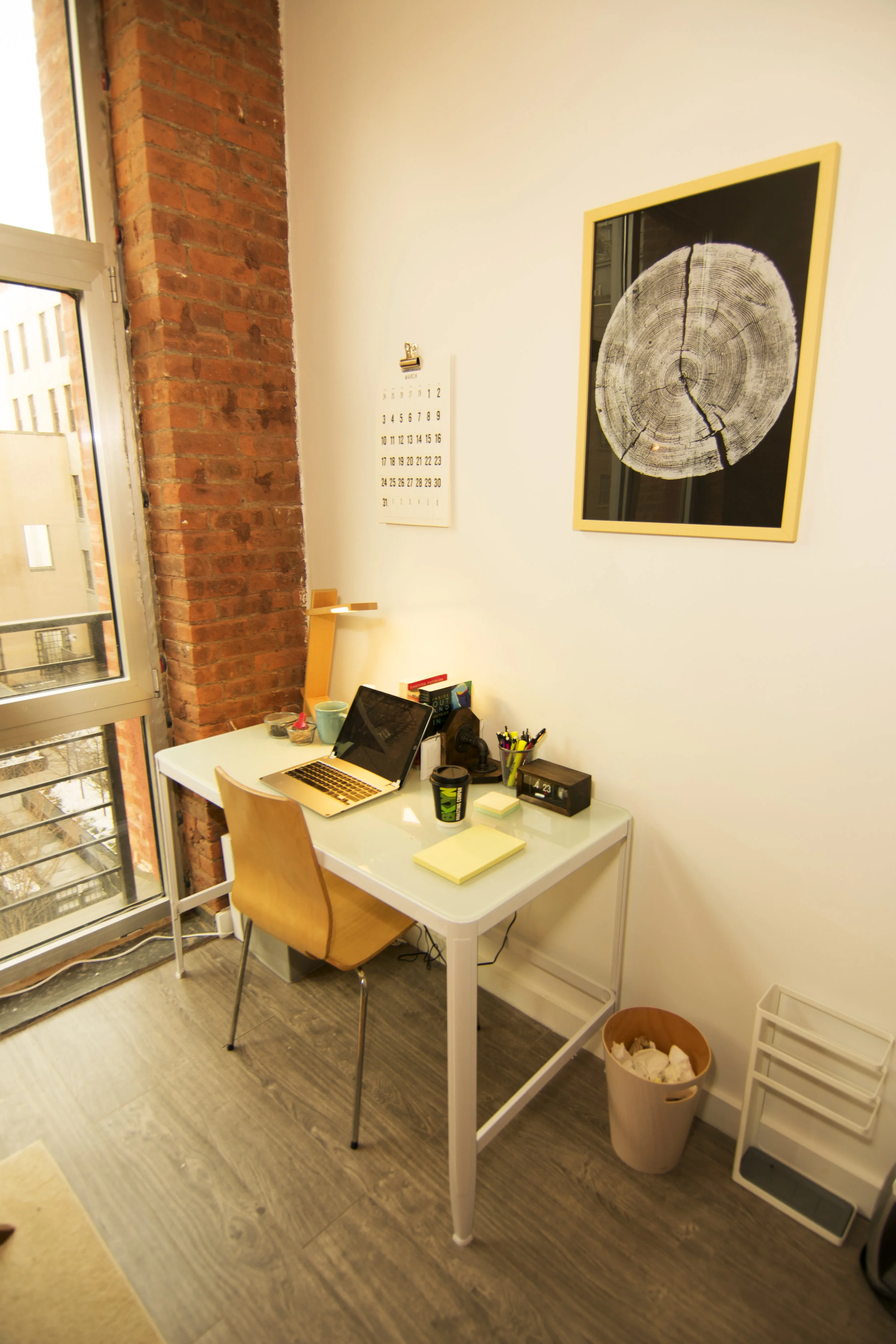 serene-offices-dumbo-therapist-desk.jpg