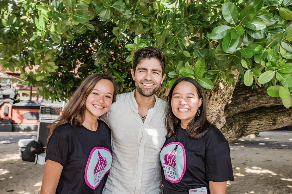 Melati (left) and Isabel (right) Wijsen with Adrian Grenier. All photos courtesy of BBPB ©.