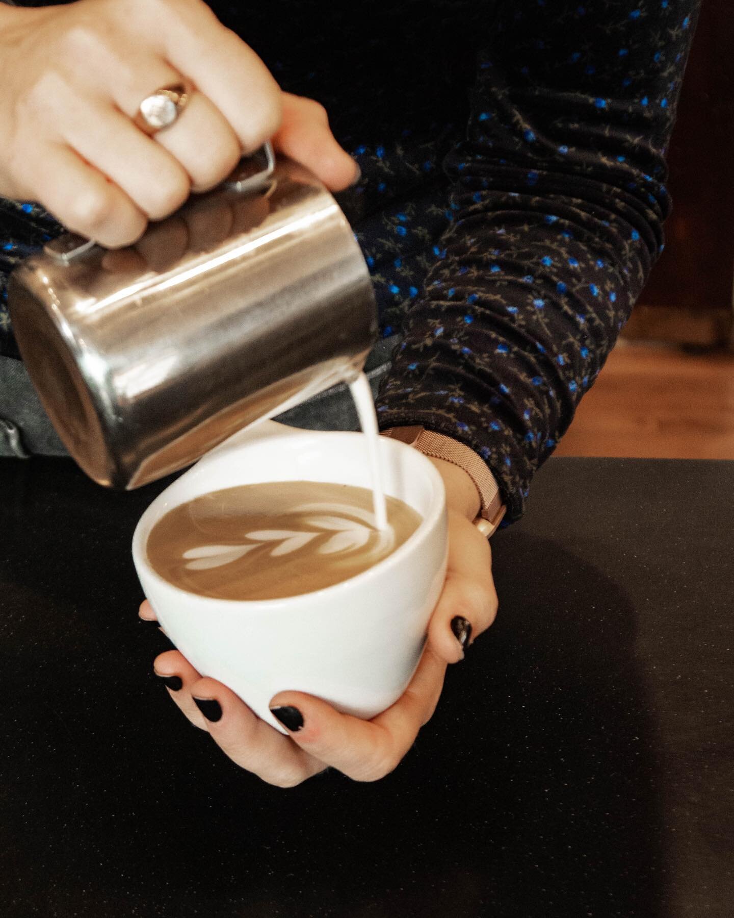 What&rsquo;s your favorite type of latte art? 
.
.
. 
pc: @avapaig
#coffee #latteart #barista #coffeeholic #smallbusiness #theblendandco