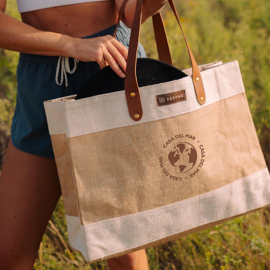Discover the ideal blend of style, functionality, and eco-friendliness with the Jute Market Tote from KEEPME&reg;. This carefully crafted tote is designed for all your adventures, while also helping to minimize your environmental impact.
&middot;
&mi