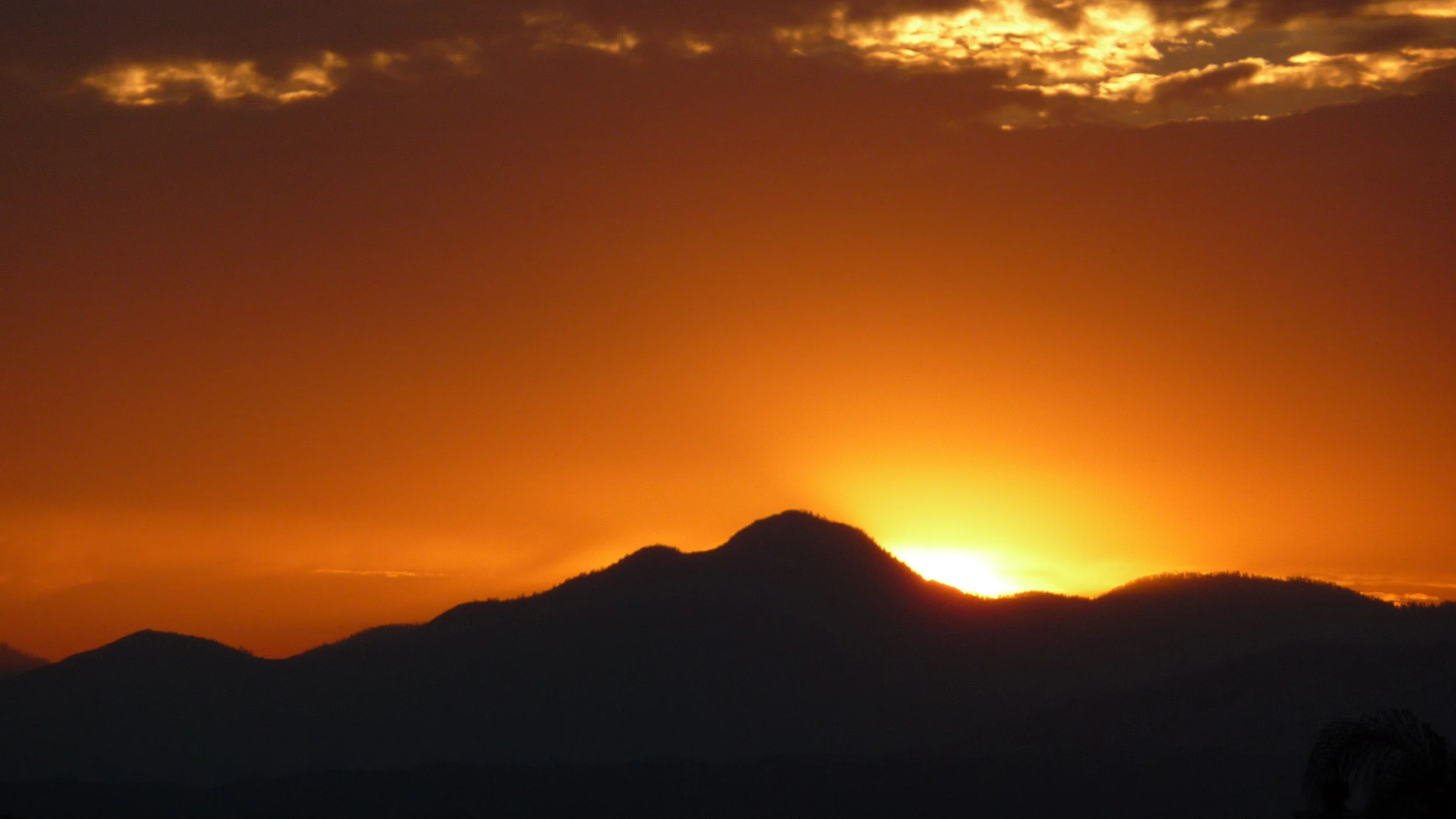Sunset_Over_The_Topatopa_Mountains_-_From_Santa_Clarita.jpg