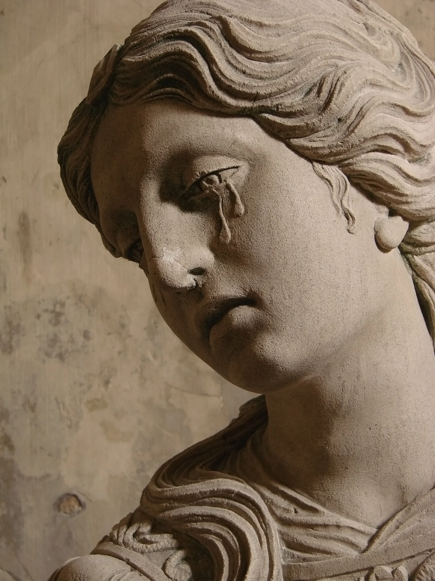 crying-statue-Sépulcre_Arc-en-Barrois_111008_11.jpg