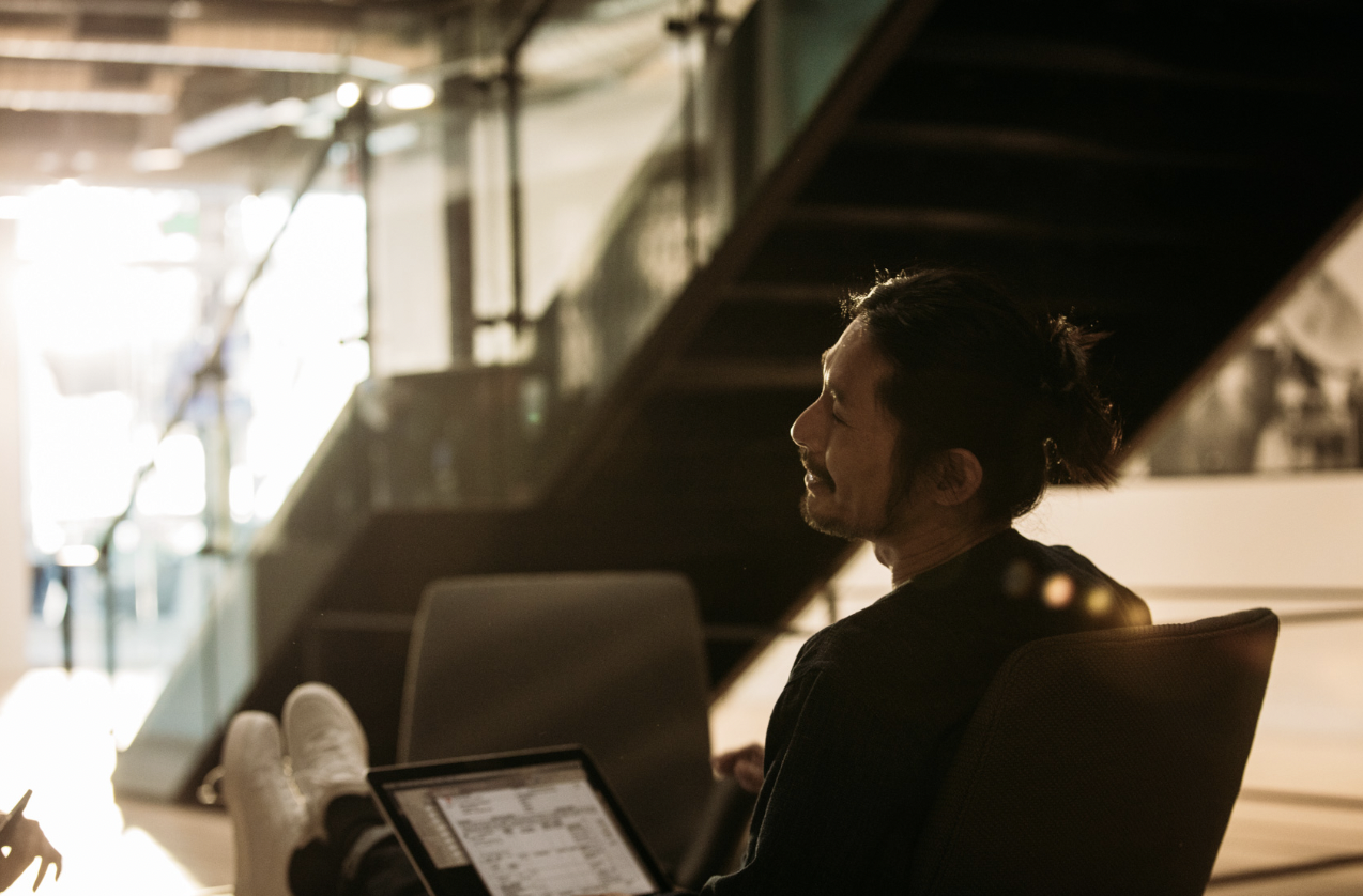 worker laptop modern company architecture design.png