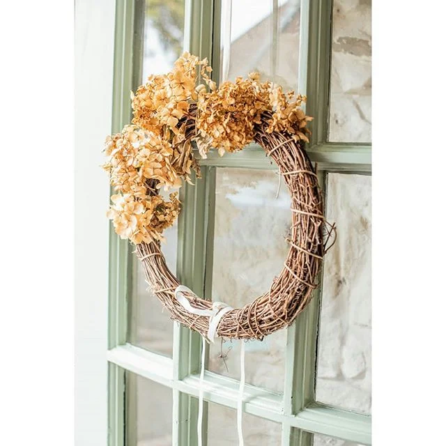 So I'm reminiscing this chilly Sunday evening about my trip a couple of weeks ago to the Peak District and visit to the Grasshopper Cafe @hoppercafe in #hopevalley #peakdistrictnationalpark.
They have a beautiful rustic charm about them with some beautiful dried flowers about the place by local florist Tricia @wilkiet.
If you are in this neck of the woods this coffee shop is warm, friendly and sources local products from small independents. Support your local independent!
Can't wait for my upcoming trip to the #englishlakes. Travelling the North West with a camera. It is what Autumn days(do we have to say it's winter yet, the leaves are still vivid!) are made for!
For my full photoblog please visit my link in bio
#hoppercafe #buylocal #independentsheffield
#localfloristlove #seasonalarrangement #seasonalfloralarrangement #driedflowerstyle #driedflowerwreath #ukflorists #ukflorist #floristuk
#independentcoffeeshops #independentcoffee #independentcoffeeshop #ukindependent #ukcoffeeshop #coffeetime #coffeestop #britishcoffee
#peakdistrict #peakdistrictcafe #derbyshirecafe #derbyshire #edalevalley #losehill #NikonD750 #50mm14