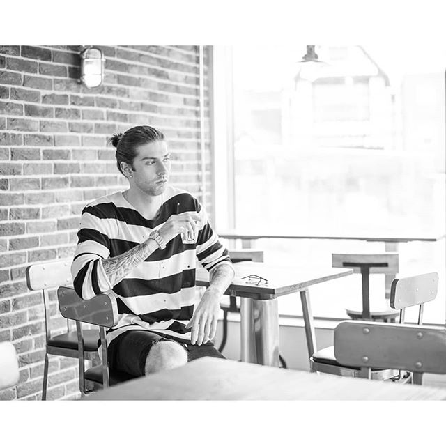 Watching the rain out of my #window change to gorgeous sunlight and thinking of brighter days on my shoot with @dannyaronsonmodelling in @thebaristasbus @thebaristaschester who's wonderful hardworking staff (I kid you not - the shop wasn't busy but they were!) kindly let us shoot a few frames in their amazing big window.
I really love a good #windowlightportrait and also appreciate a good brick wall or industrial beams (swipe to see the setting and this wonderful #industrialfeel building.
See sometimes it pays to meet for a lovely latte to finalise shoot plans for the day. You see a cracking location, fall in love and start shooting early! The Batistas Coffee Co. came up trumps for us at Chester Bus Interchange for sure!
Not bad for #todaysofficeview
#brickinterior #coffeeshopportraits #bwmodel #chesterphotographer #baristascoffeecollective #dannyaronsonmodelling #lizzybiggsphotography #lbpcommercial #environmentalportraits #todaysofficelookslikethis
