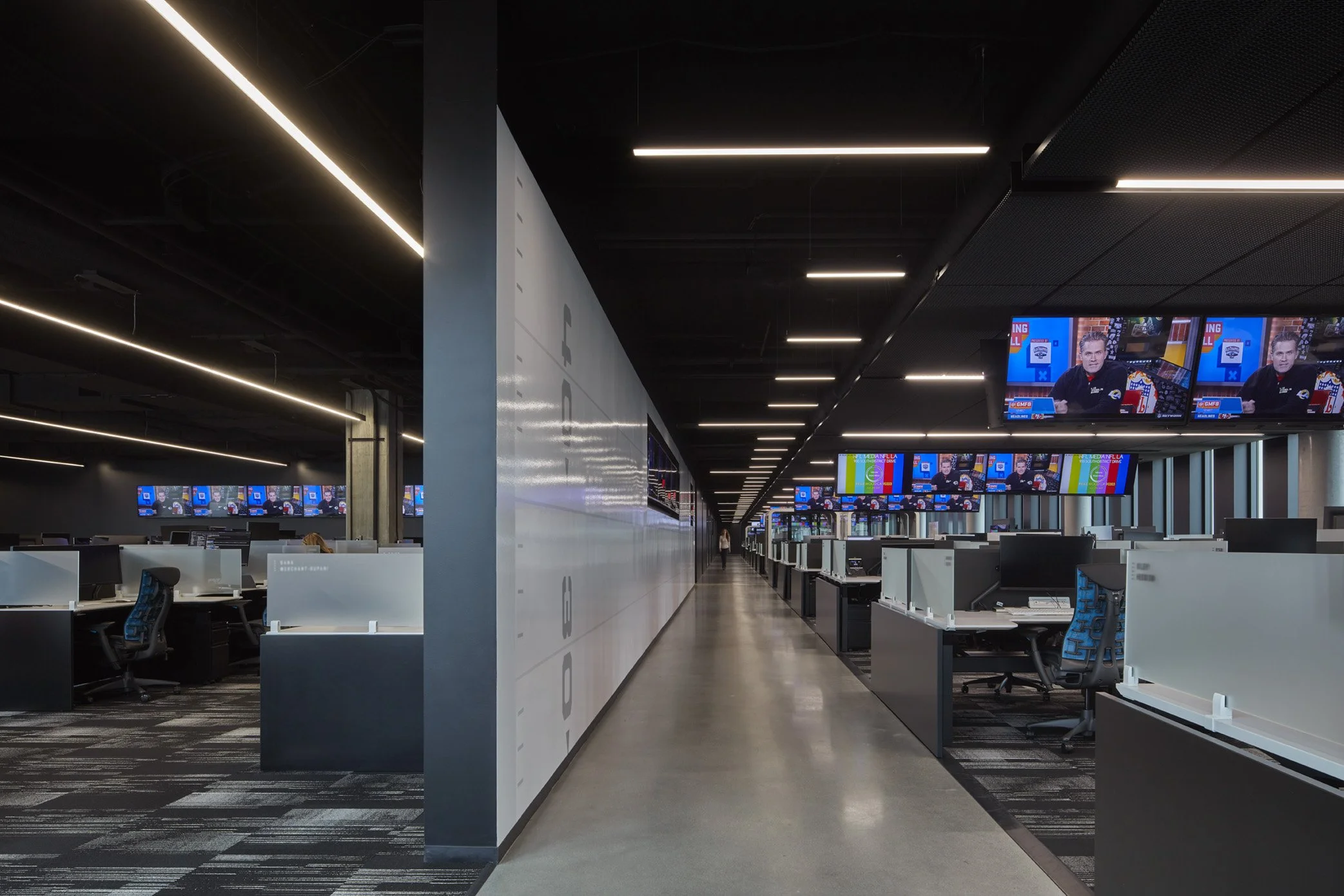 32 - Office area - Workstations - NFL19202.jpg