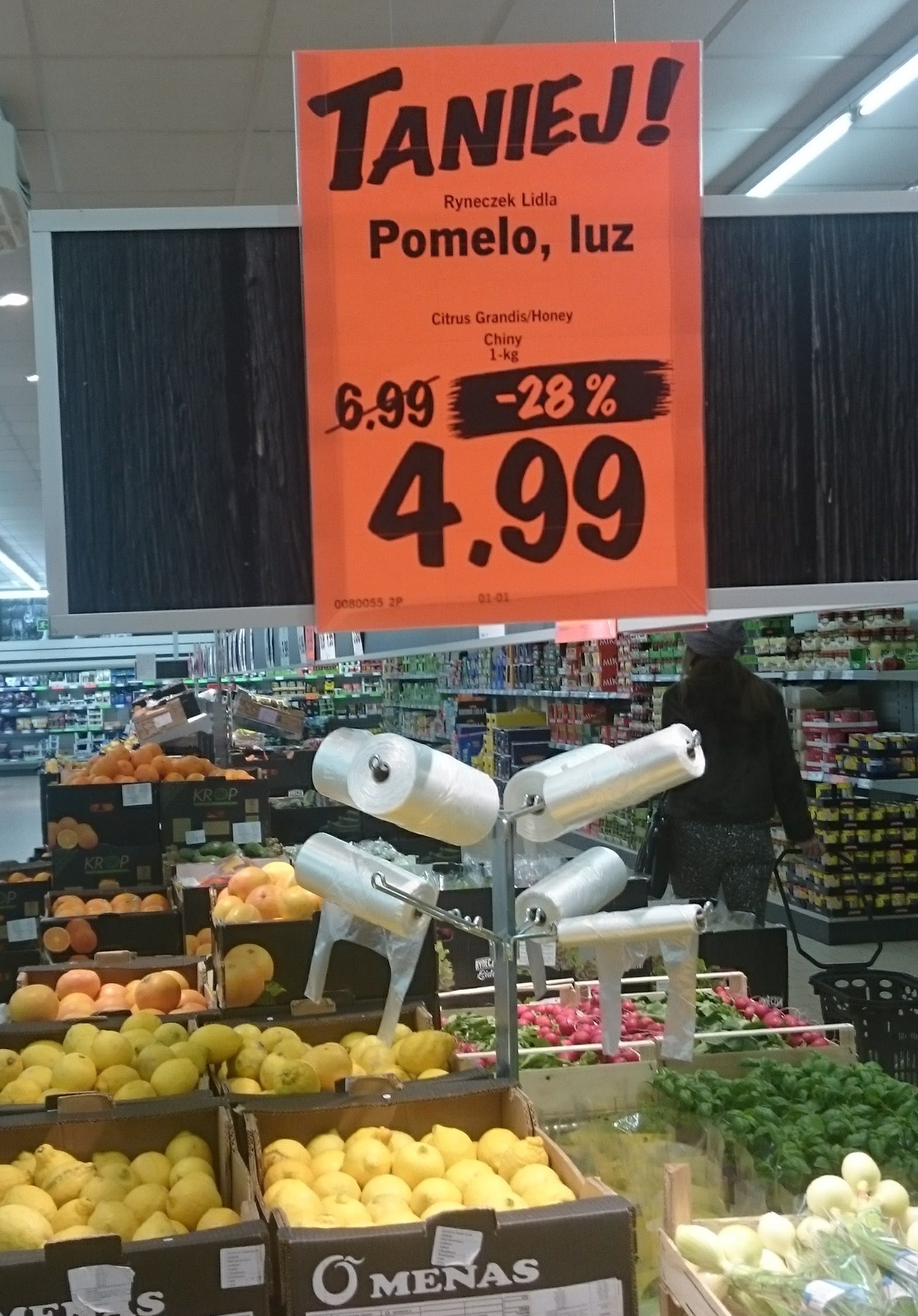 That's 4.99 zl a kilo, or in USD, $1.25 for 2.2 lbs. Good? I have no idea. I don't even know what they are. Maybe I'll buy one and try it. Usually we stick to fruits and veggies grown a little closer to Poland! See....Poland really isn't the end of nowhere!