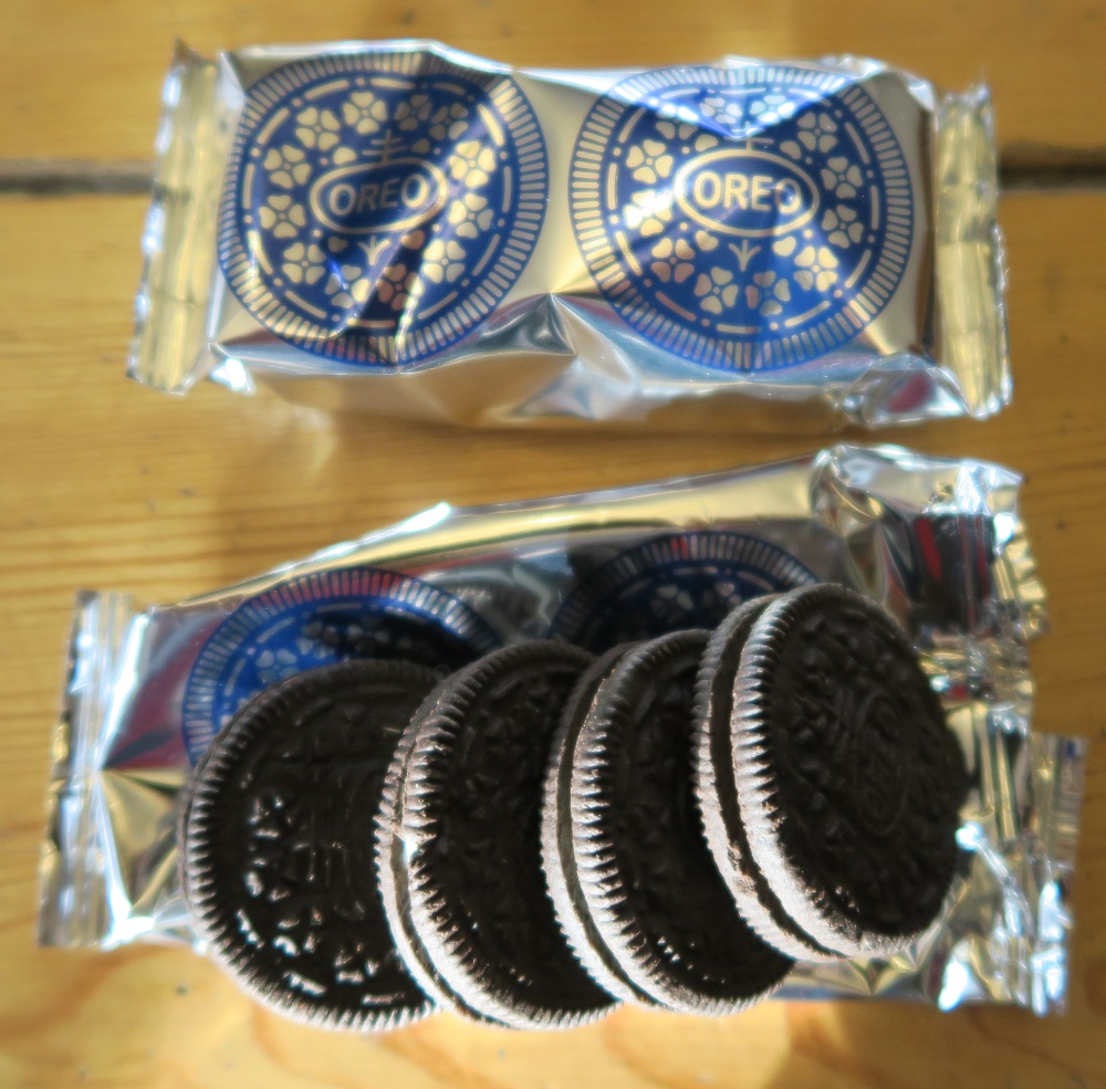 The regular Oreos come 4 to a little packet.