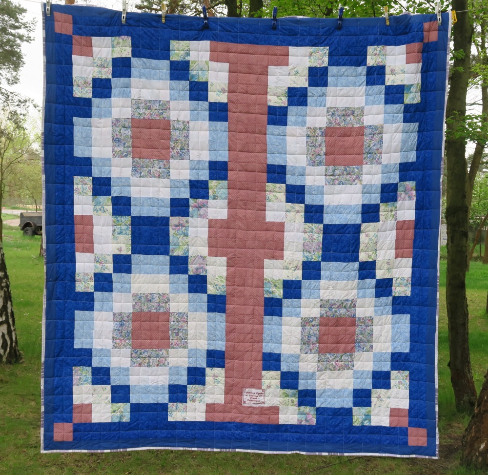 53 A friend from AZ, USA made the top. I added only the outer border.