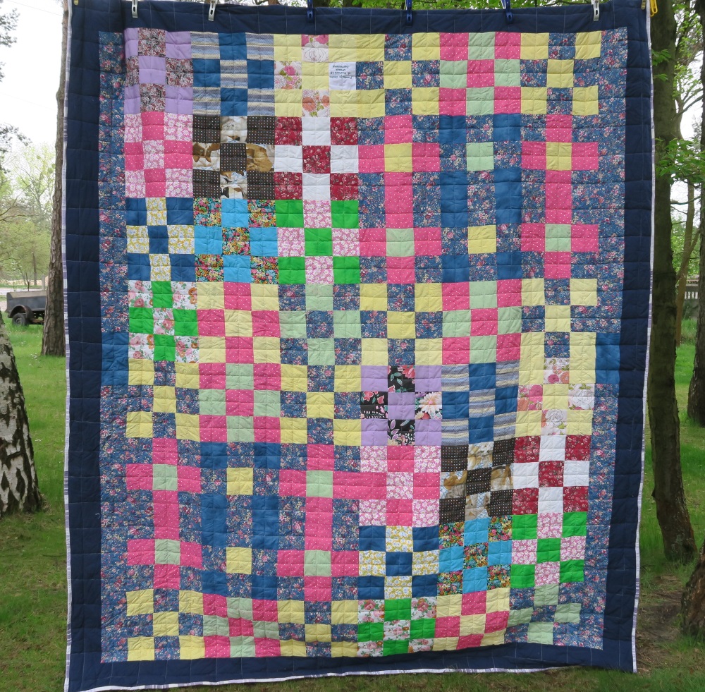 53 A friend from AZ, USA made the top. I added only the outer border.