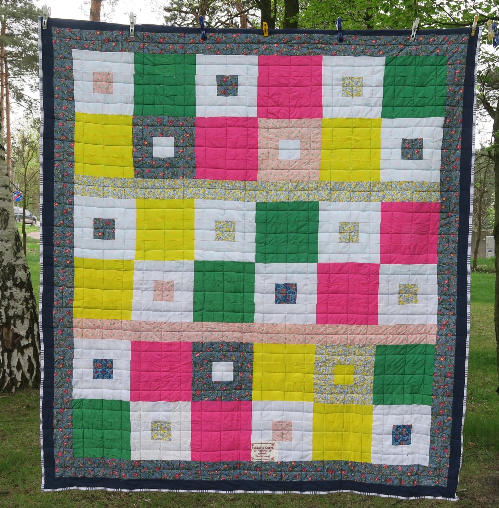 58 A friend from AZ, USA made the top. I added only the outer border.