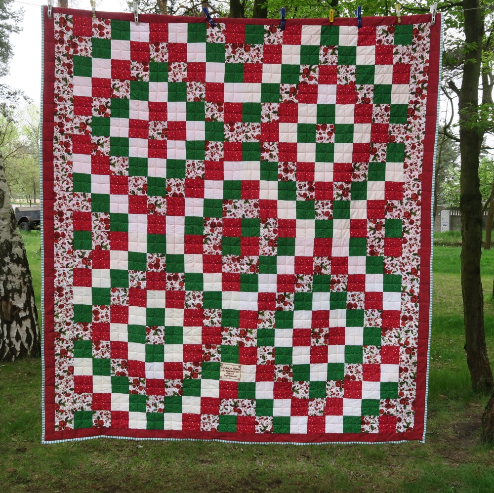 59 A friend from AZ, USA made the top. I added only the outer border.