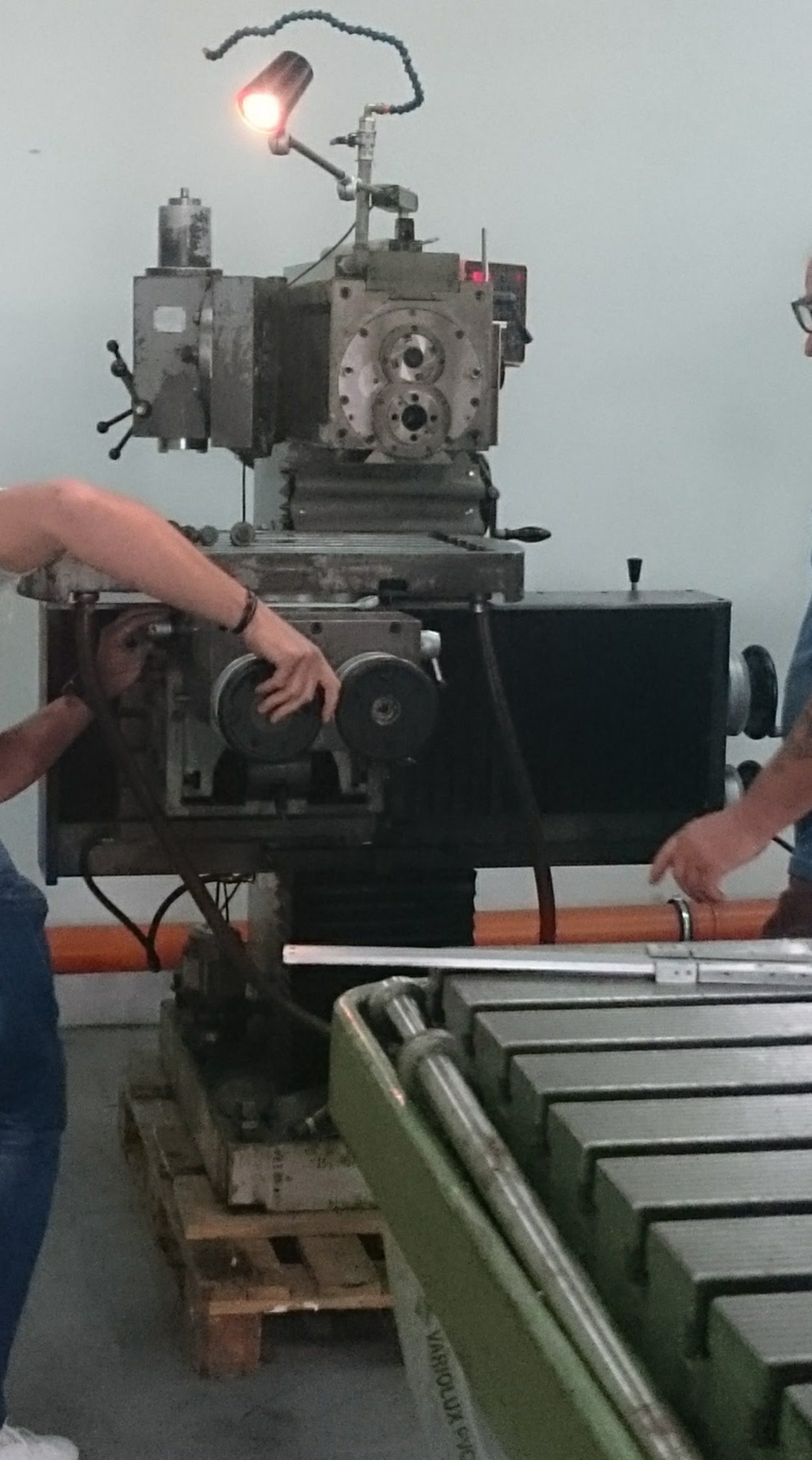 So you wanted to see the machine my husband wanted to see? Here is it! To most of you, it is unexciting, right? It's an old milling machine. And this milling machine has nothing to do with cotton mills - it has to do with metal work. However, it was from the 60's and not the 80's like he had thought and was a bit different from the advertisement as he had understood it. They were playing with it, seeing how it worked.