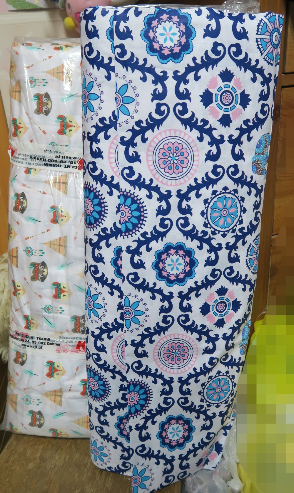 Isn't this cool fabric? There are a total of 100 meters here! It's about 62" wide.
