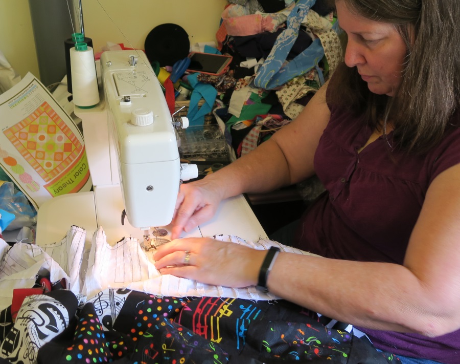 She had to pin the border to the front of the quilt to keep things from getting squirrelly. It's a pretty dramatic border, so she wants all to go very well with it.
