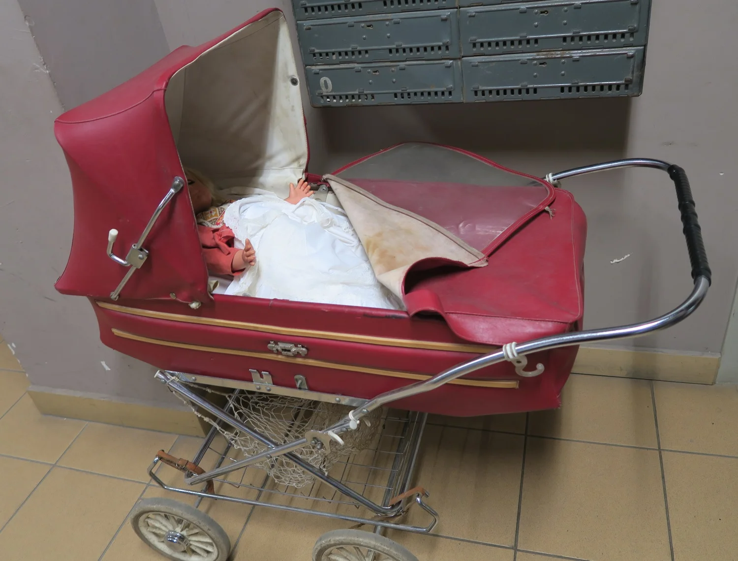 An old fashioned stroller. We'd probably call it a baby buggy.