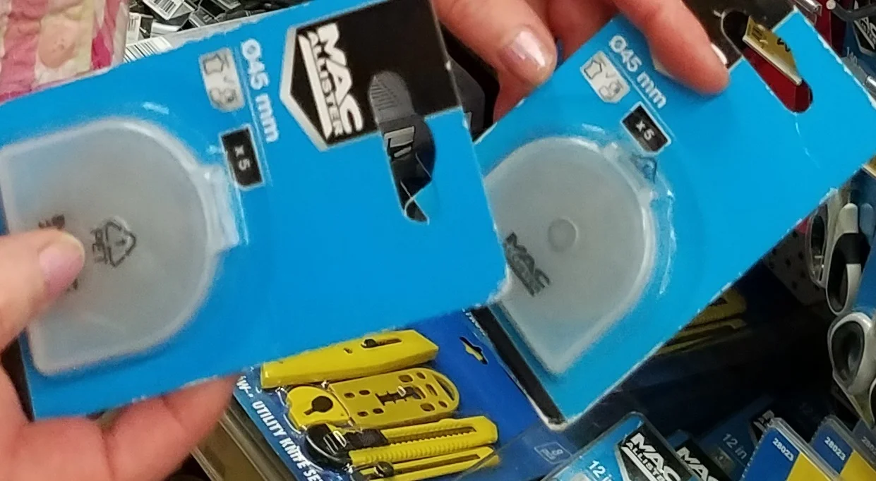 I thought I'd try these blades as they are just about $1.75 for 5 blades. Definitely worth trying and if I want to teach poorer people to do patchwork, I need to find affordable options for them.