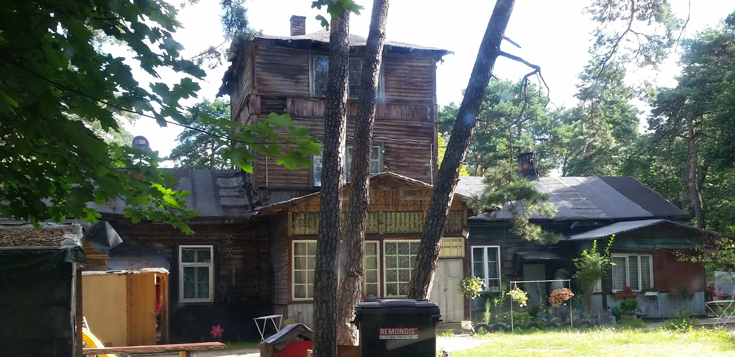 This is also a privately held Swidermajer, but is almost in ruins. The owner doesn't live nearby nor does she actually keep it up. (I knew someone who rented a room from this person.) This one actually needs to fall down as it isn't up to code in the electrical and is a firetrap.