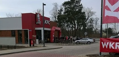 My daughter rode by here on her bike going to the ice rink about 10 am. There was a line already. (It was to open at noon).