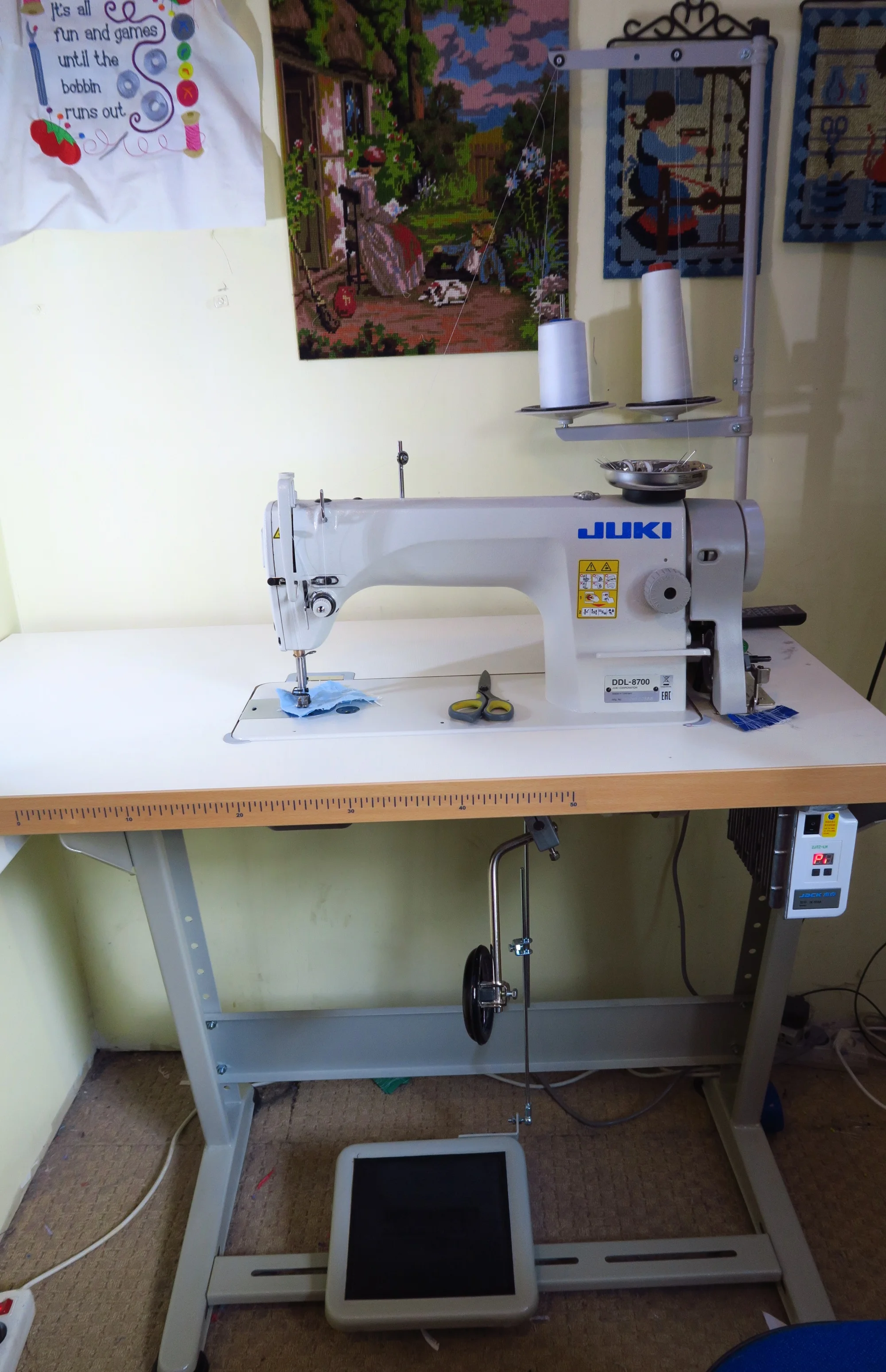 The metal thing sticking down here in front is the pressure foot lifter. This has a knee lifter only. When I bought the machine I got the whole frame you see here - except for the thread, of course!