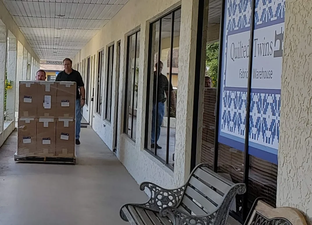 Rachael’s husband helped the delivery guy (the shorter guy).