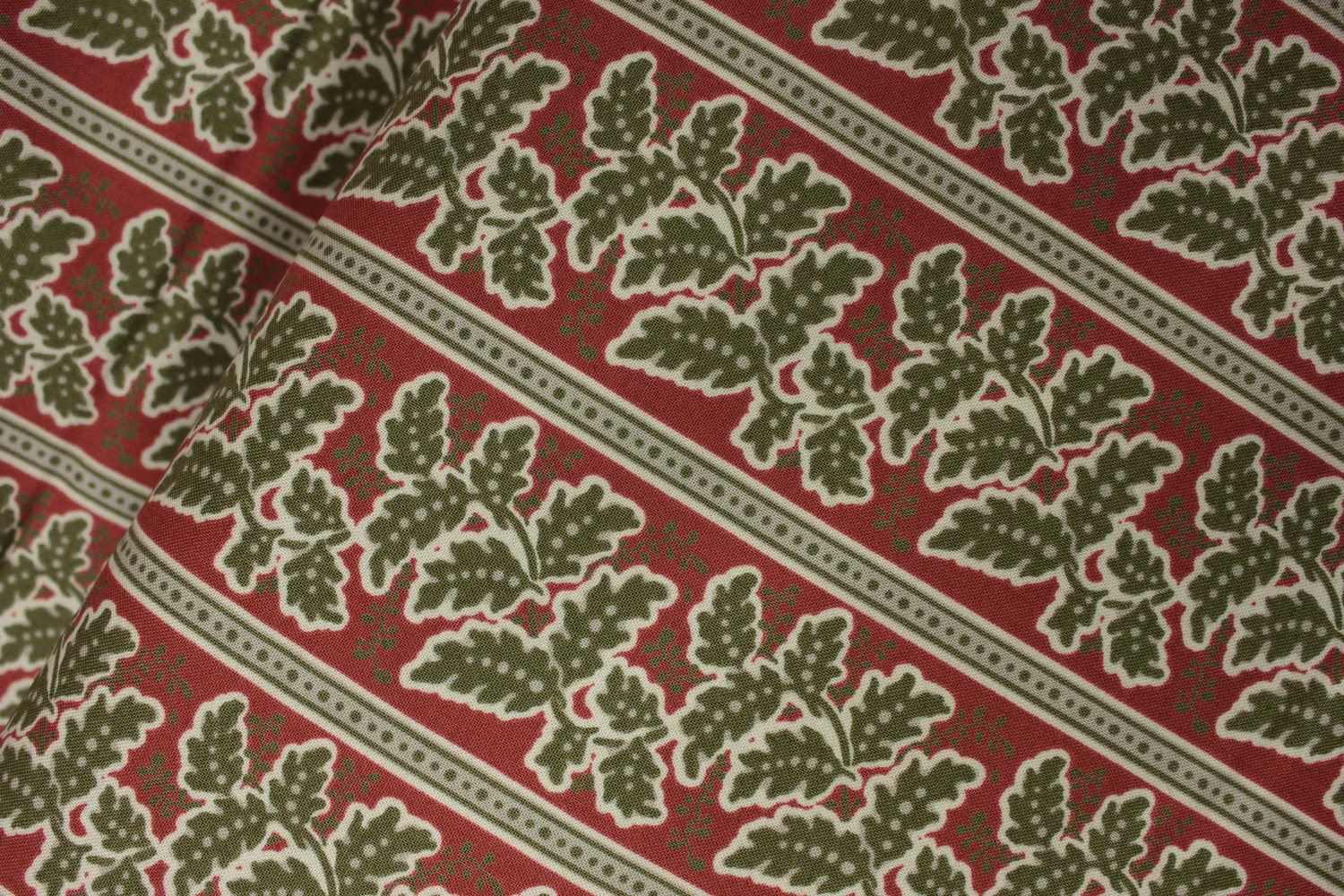Green Leaves on Red: Petites Maisons De Noël by French General for Moda