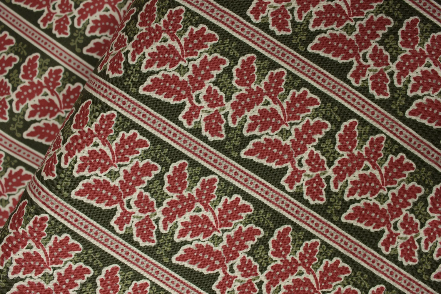 Red Leaves on Green: Petites Maisons De Noël by French General for Moda