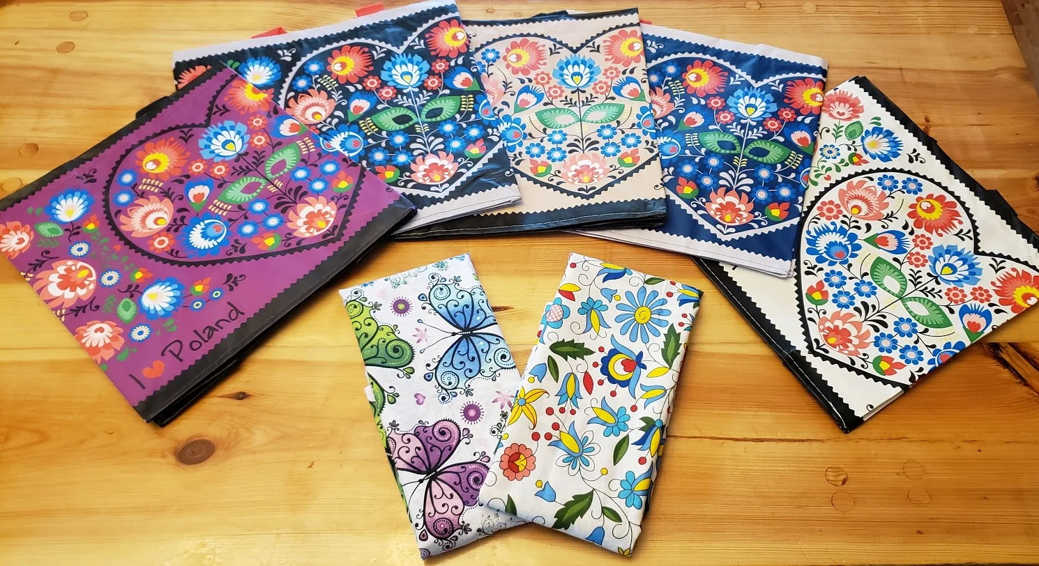 The colors of the bags are from left - plum, black, tan, navy, white - and there are two fabrics - a butterfly or a Polish folk design. If you win, you need to choose 1 color of bag and your choice of 1 yard of Polish fabric.