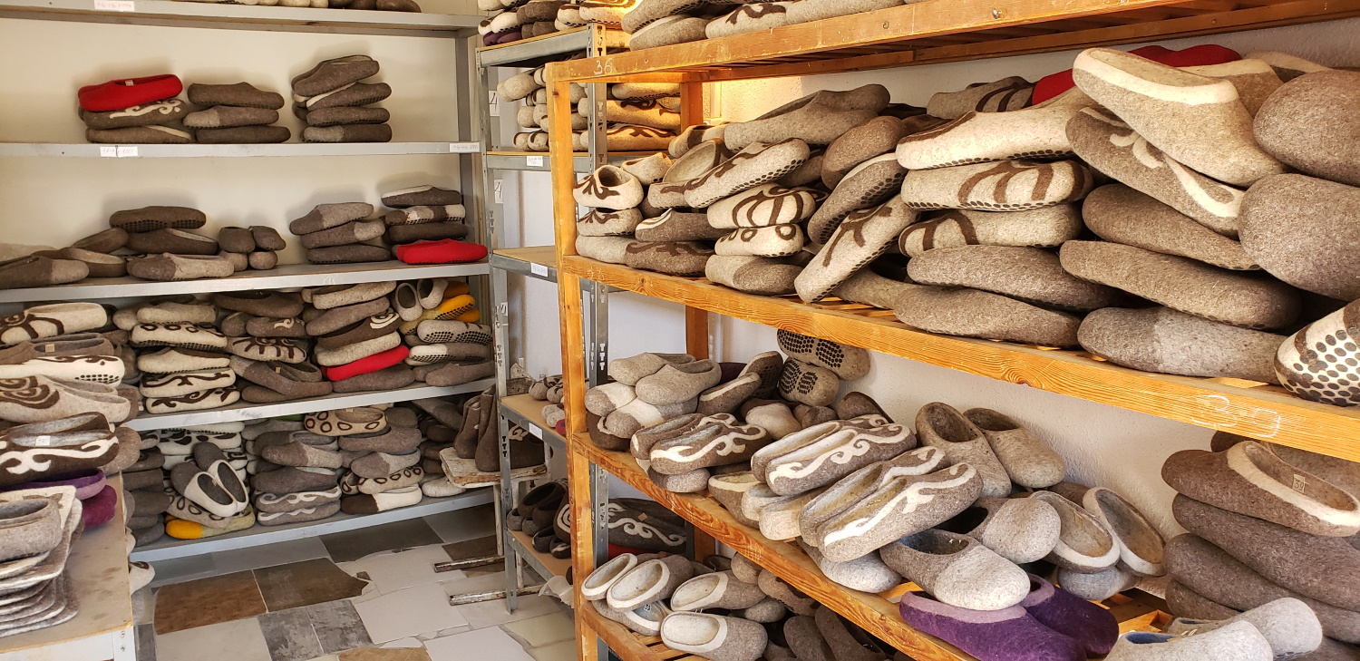 Sorted by size. We got 2 pairs of size 39, one 37 and 3 size 42. These are European sizes. Each shelf you see has the same size slipper on it.