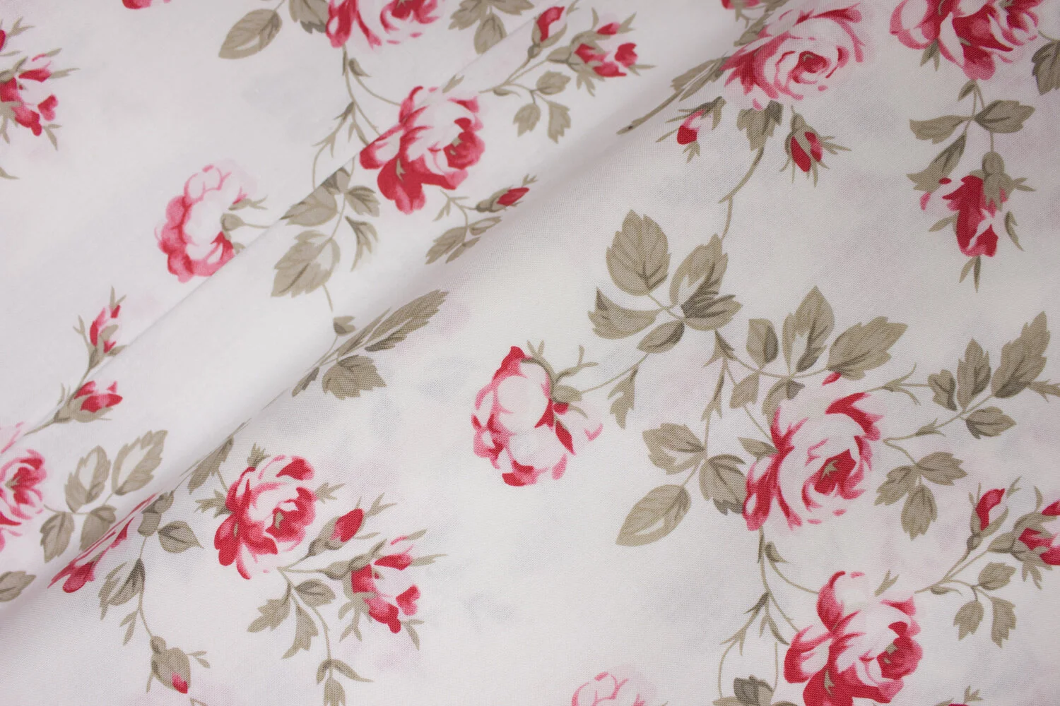 Red and Pink Roses on Soft White: Roses Mini Floral for Fabric Traditions