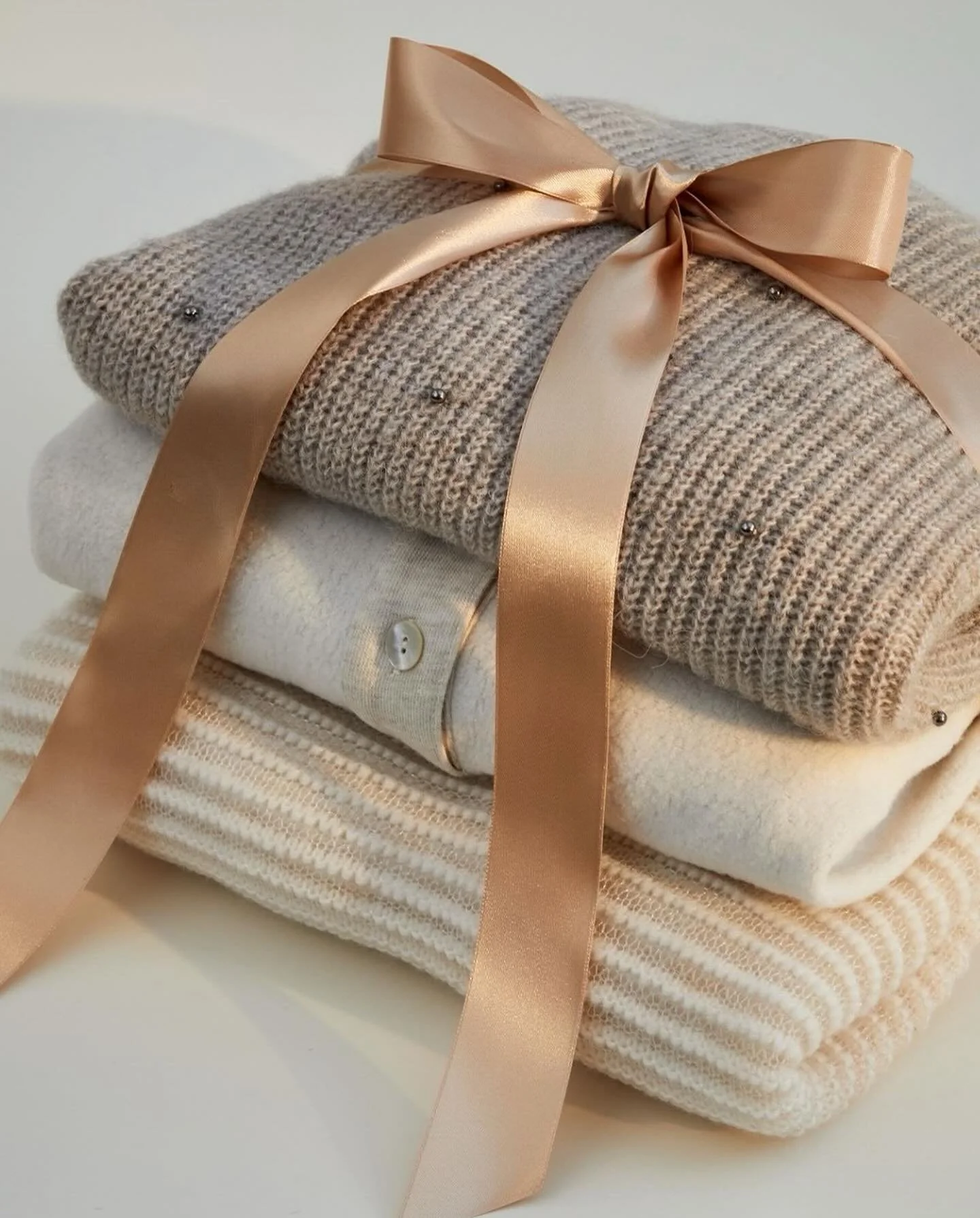 Bundle up in the coziest sweaters @belladahl 🧸☕️