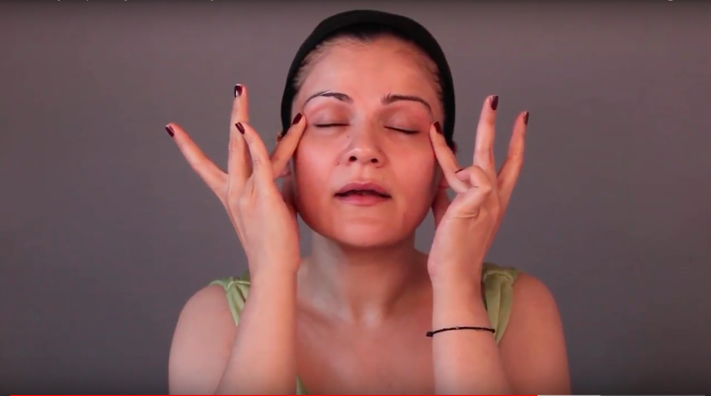 Daily, De-puffing Face Massage 