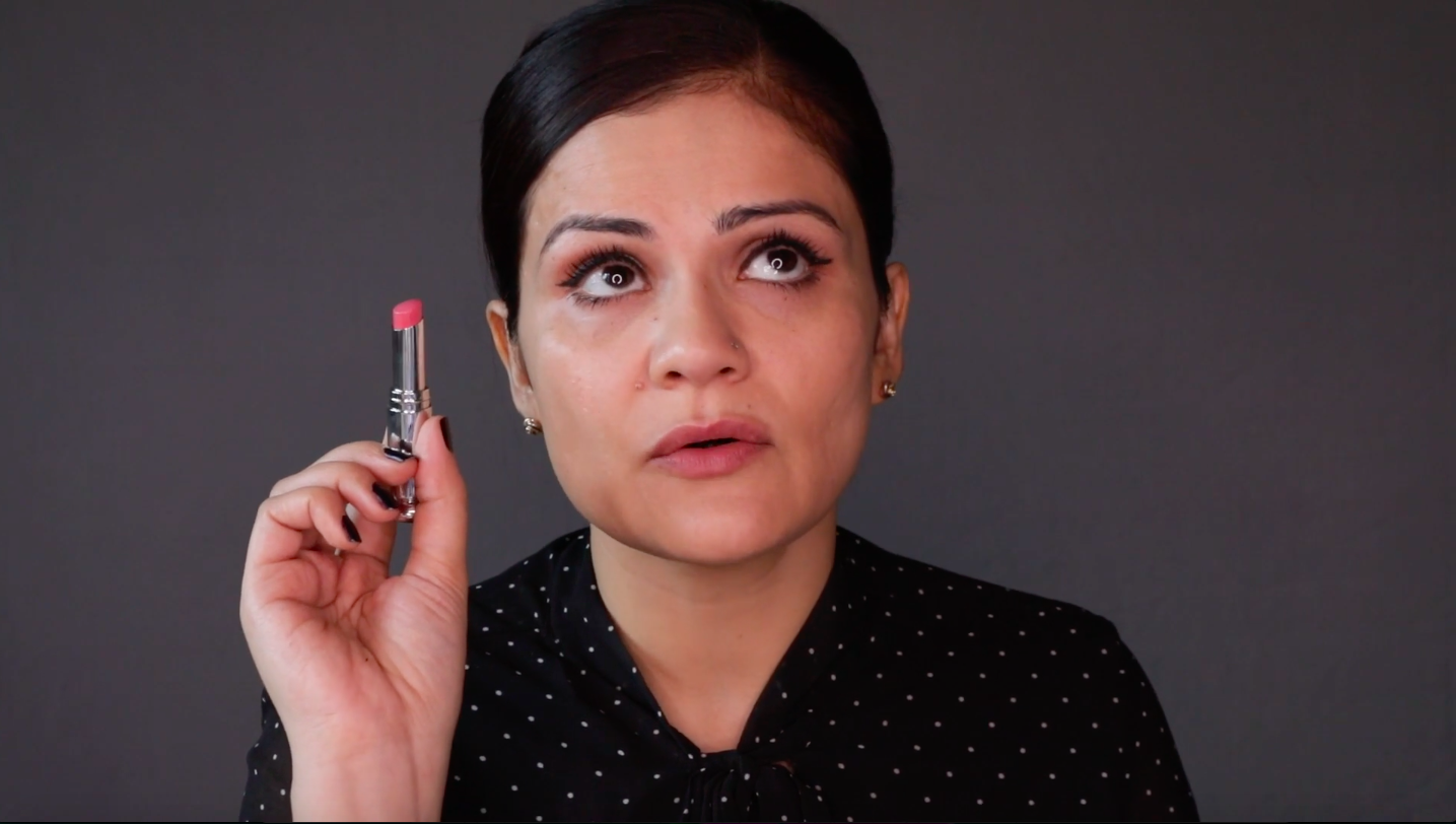 Cool girl makeup:  Retro liner + pink lipstick 