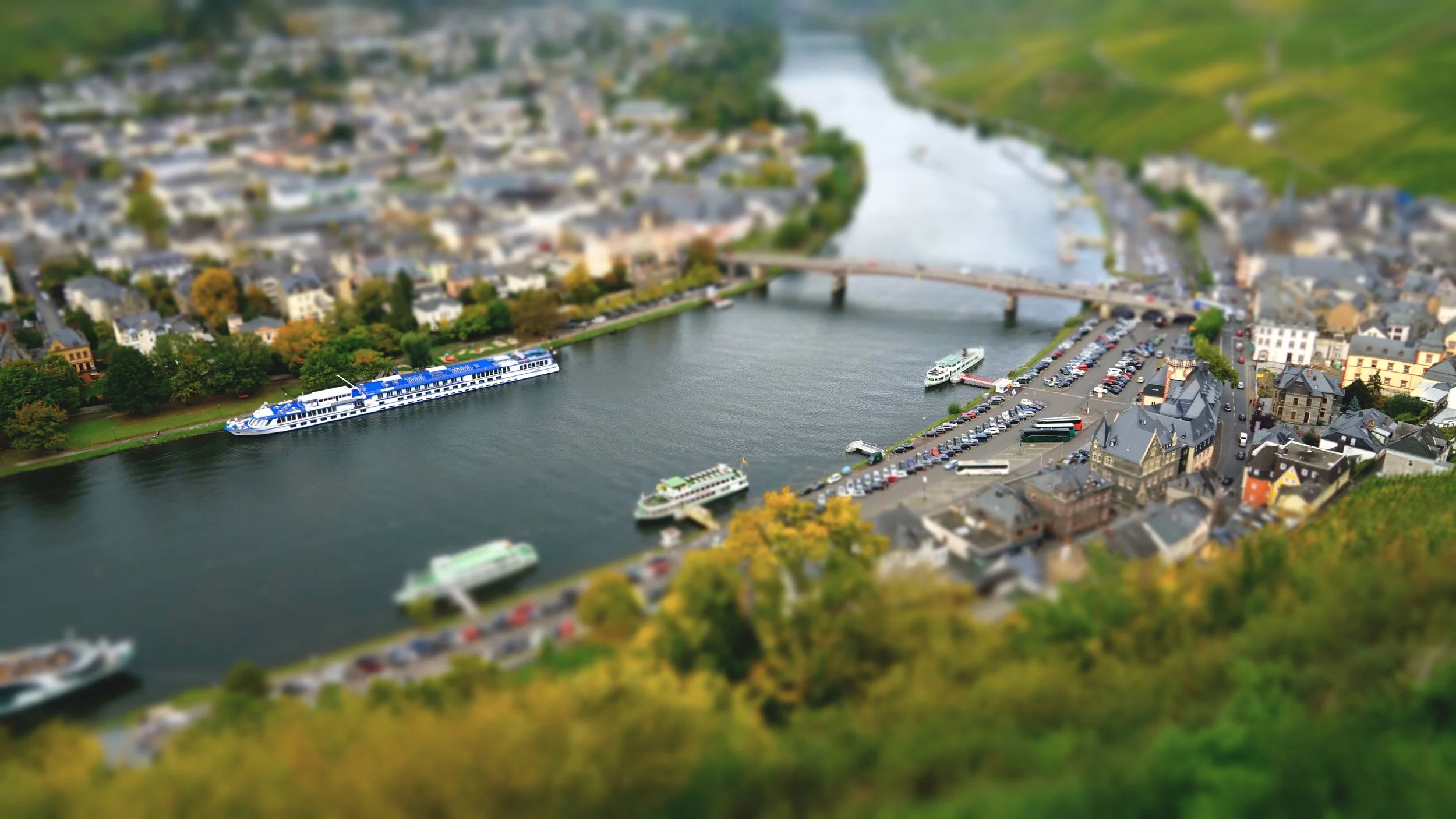Blick von der Burgruine Landshut auf die Stadt Bernkastel-Kues