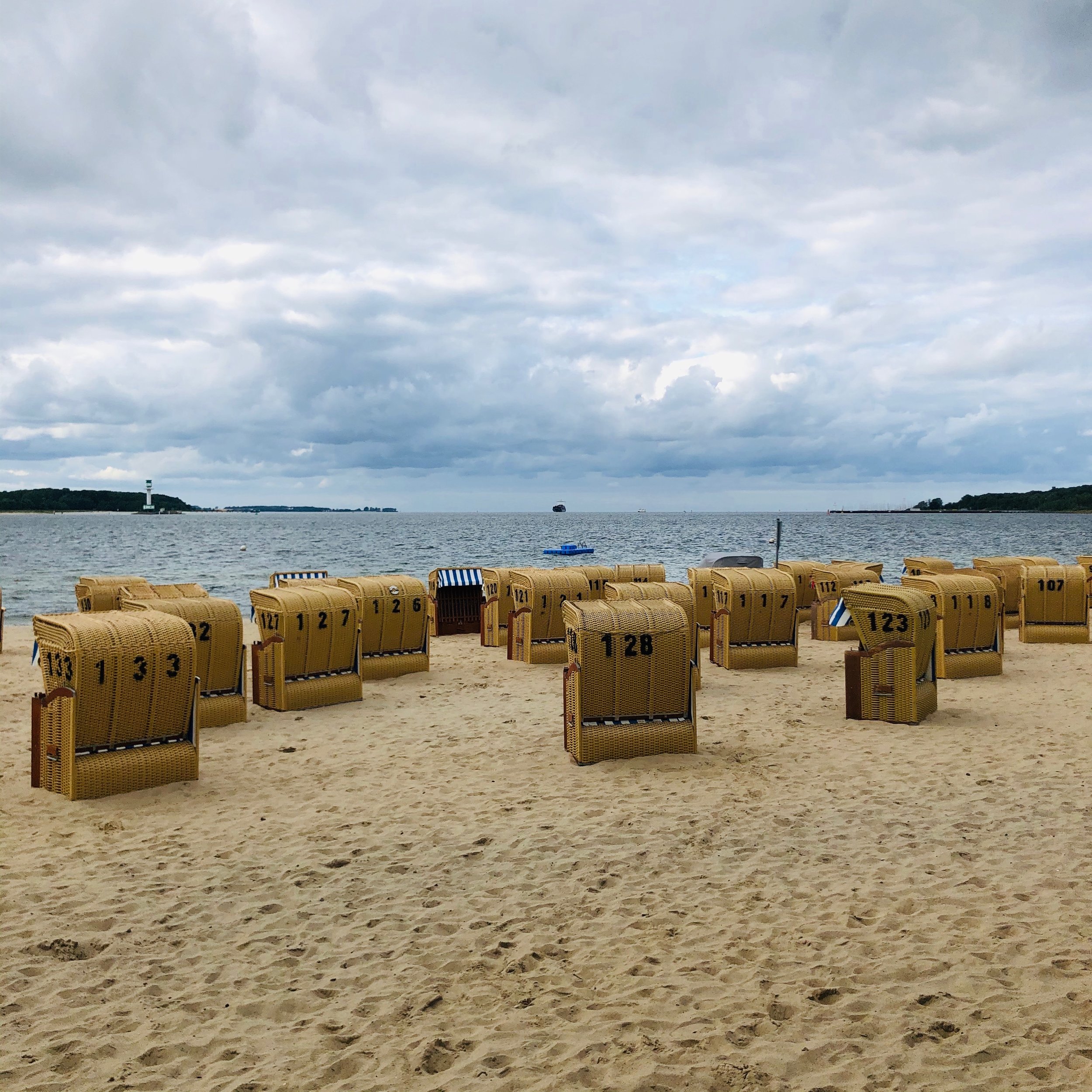 Strand von Möltenort mit dem Falckensteiner Strand und Leuchtturm Friedrichsort im Hintergrund  