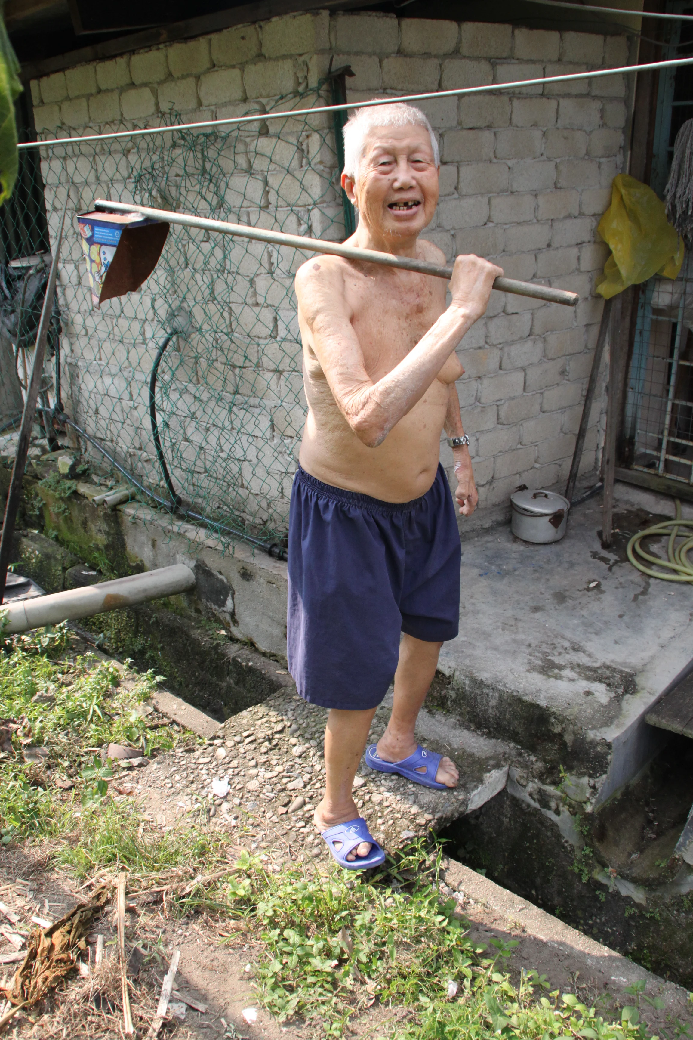 Lam with his handmade “dustpan” for clearing rubbish from the drain. (photo by Tan Ean Nee)