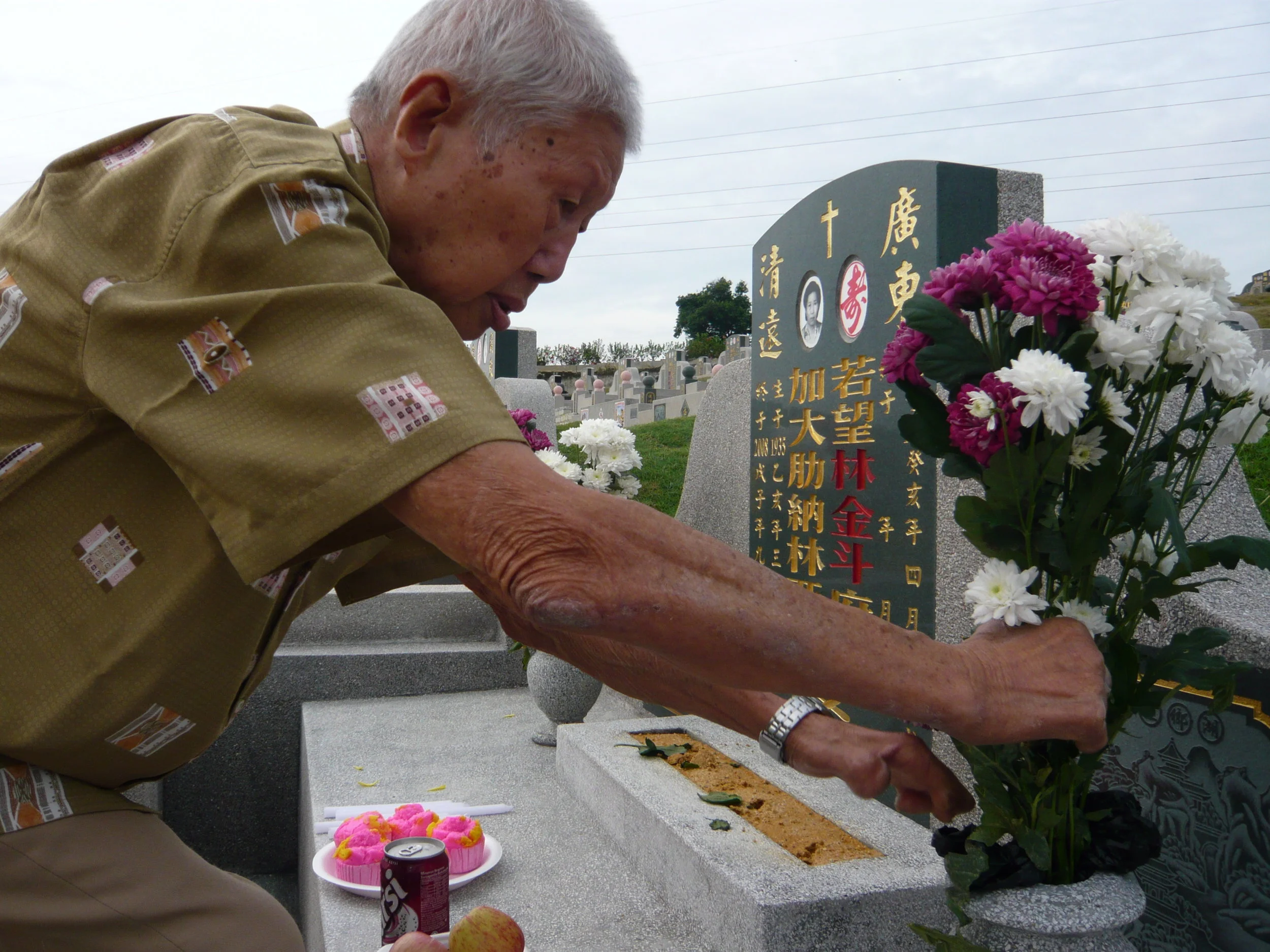 Lam visiting his wife’s grave during Cheng Ming festival. (photo by Joshua Wong)
