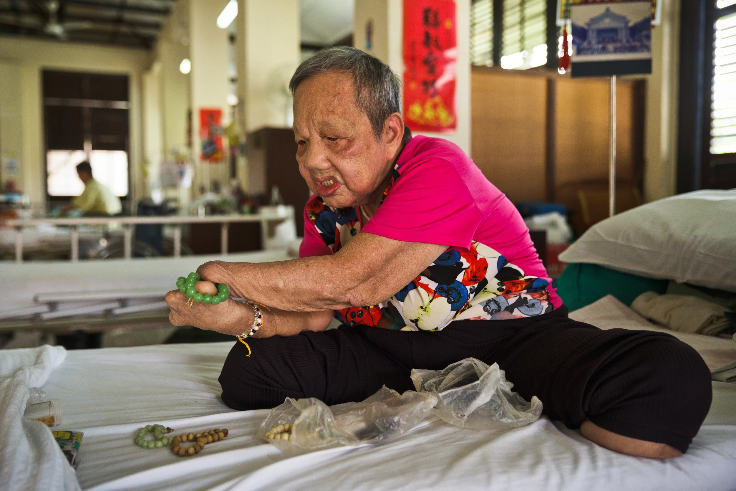 陪伴蔡金端的一串念珠。(陆奕萌 摄)
