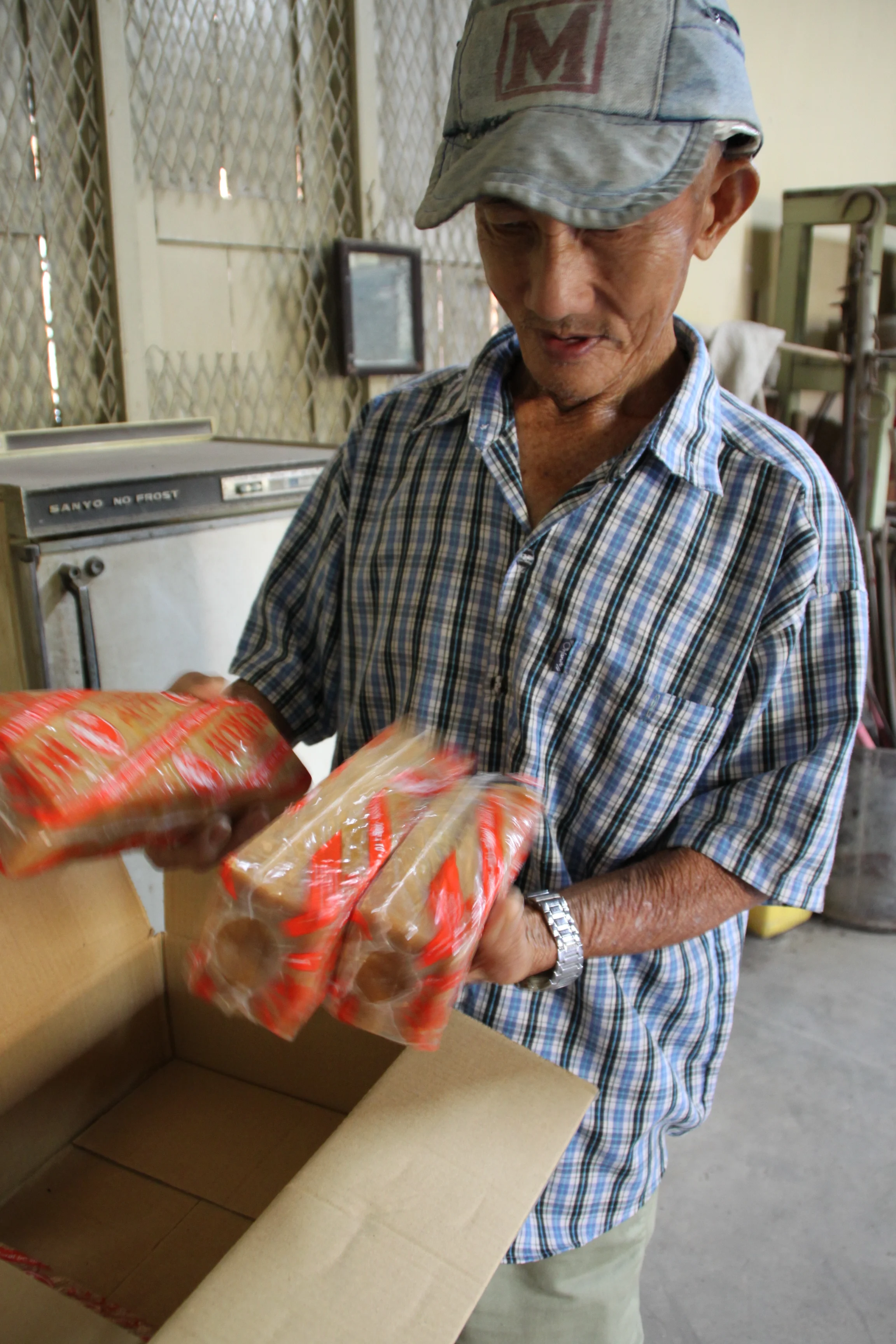 Ng showing the soap that was provided by the government in those days. (photo by Tan Ean Nee)