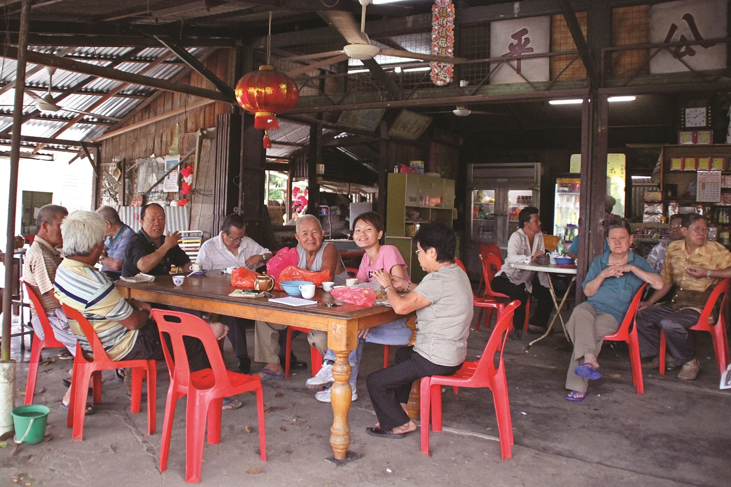 Kong Peng Coffee Shop is a gathering place for the residents to pass their time. (photo by Joshua Wong)