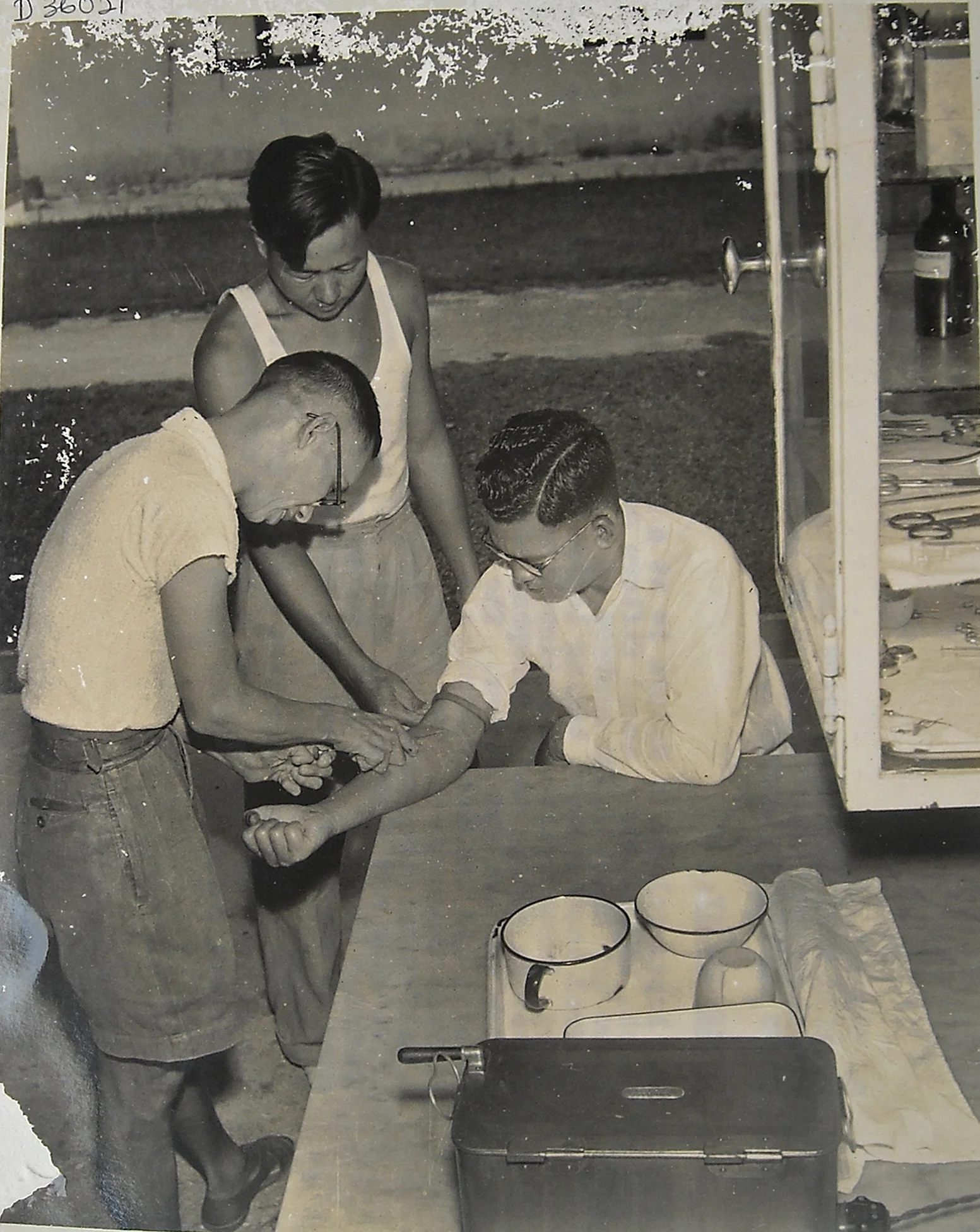 An inmate worker giving an injection to a patient. (photo courtesy of Lai Fook Hin)