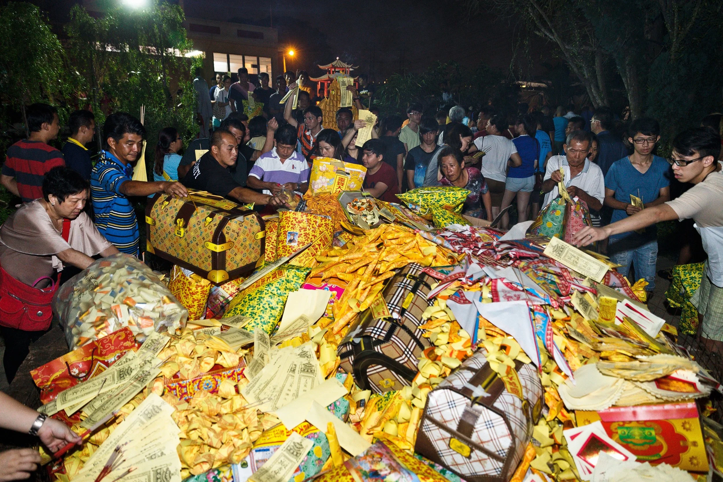 为逝去的先人和至亲焚烧祭品。(陆奕萌 摄)