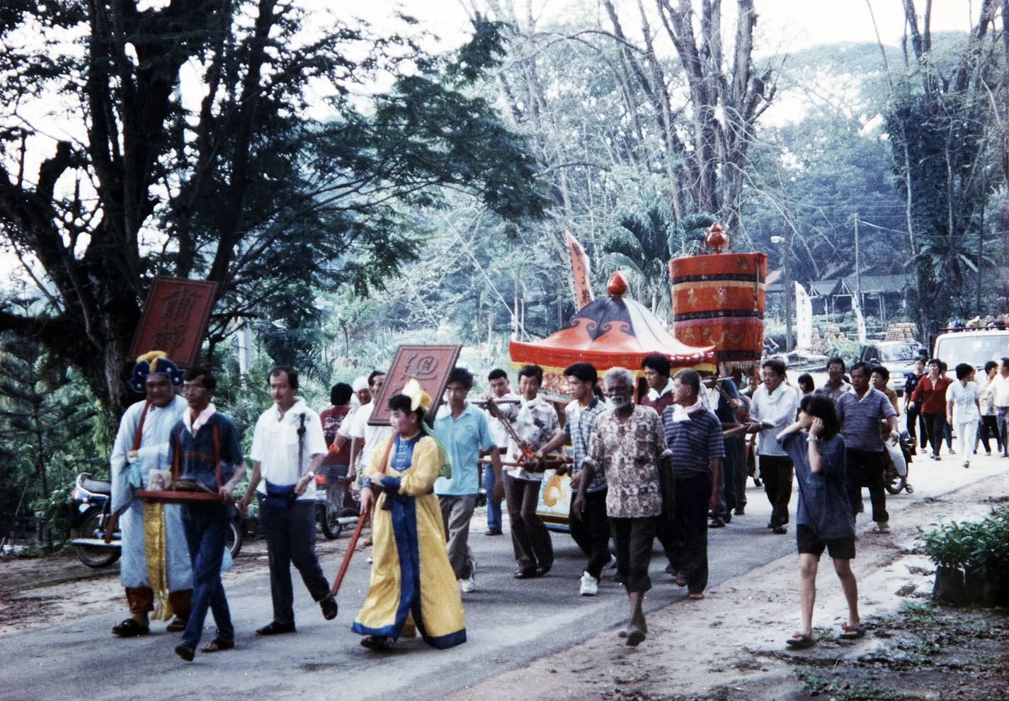 神诞庆典时,坛主手持香炉领队游行。(照片由福惠宫提供)神诞庆典时,坛主手持香炉领队游行。(照片由福惠宫提供)