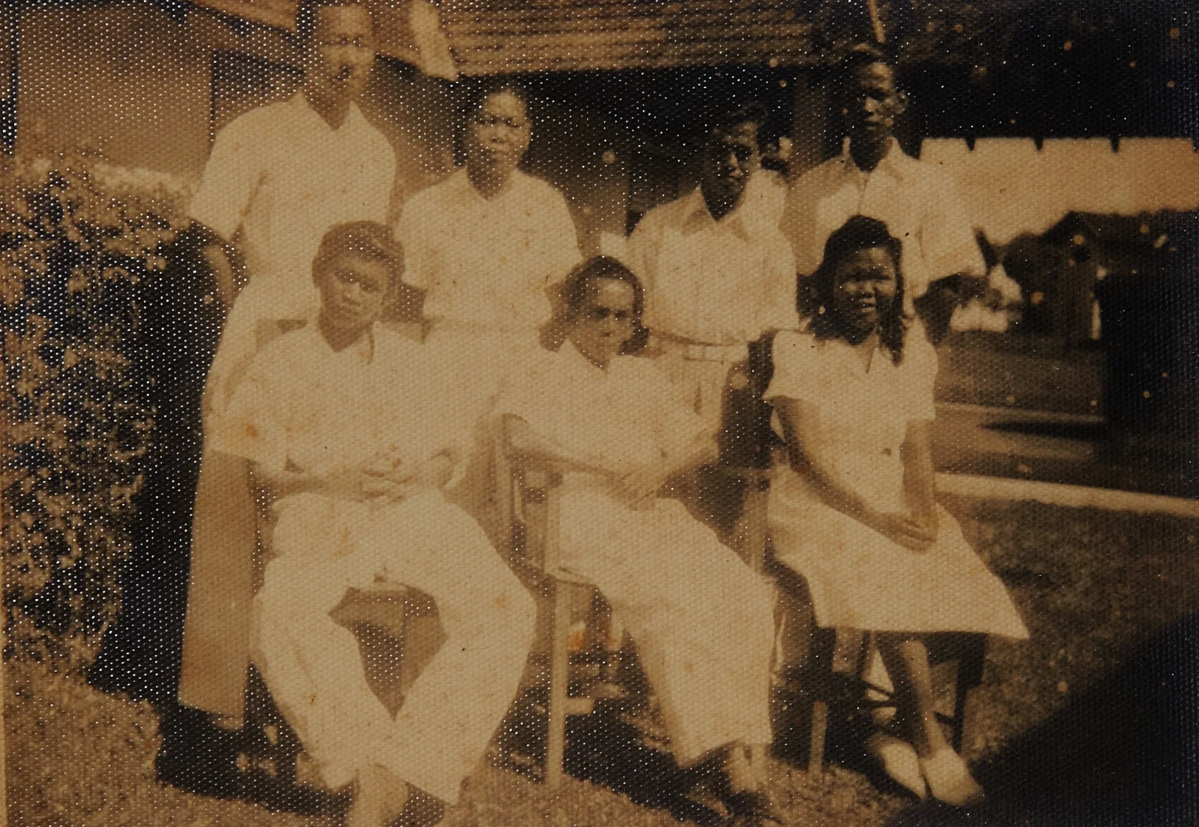 Patients who were in better condition were recruited to work as nurses and dressers. (photo courtesy of Kong Kwai Thong)